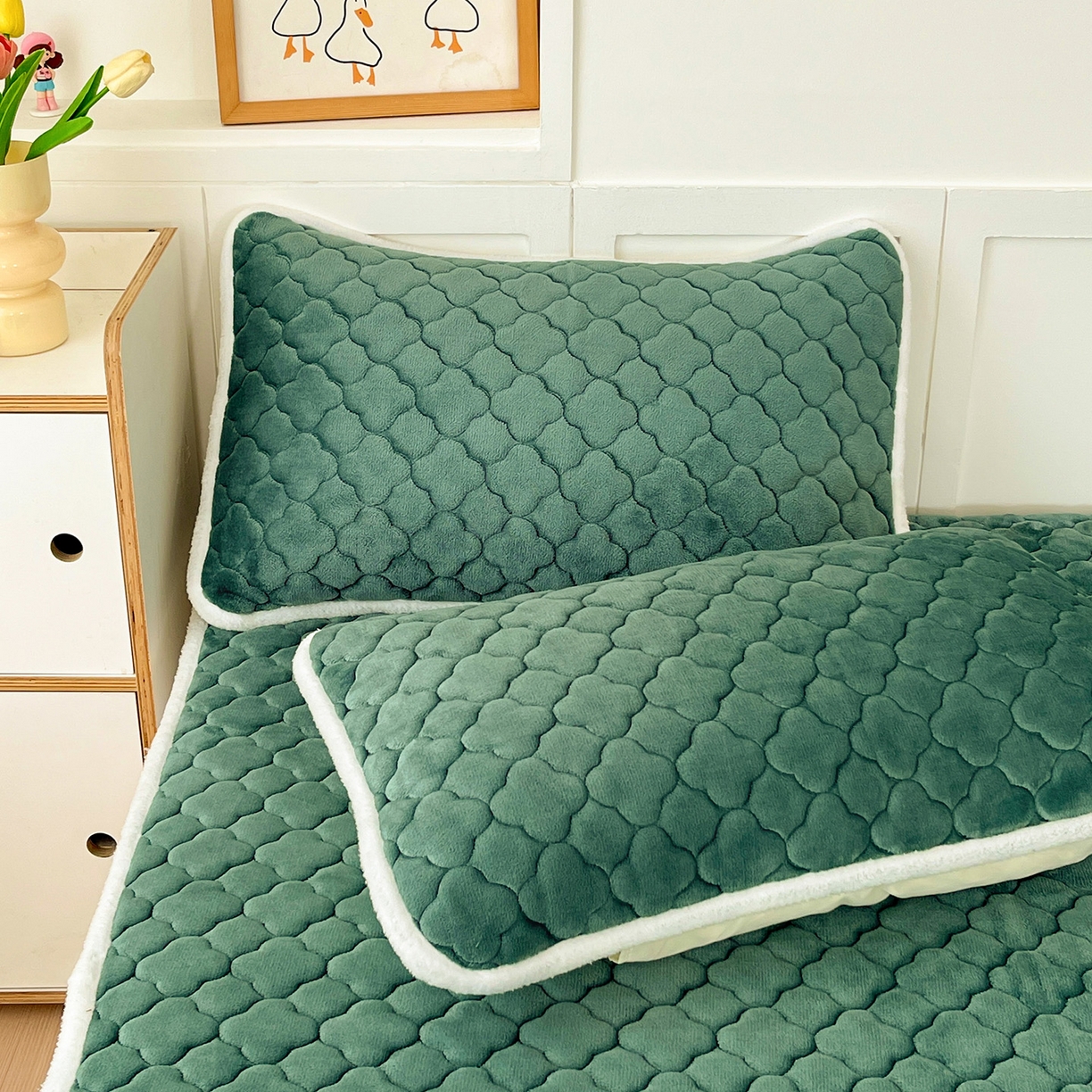 91家纺网 家纺一手货源 找家纺 富馨莱 2025新款牛奶绒夹棉床垫床盖支持一件定制 孔雀蓝