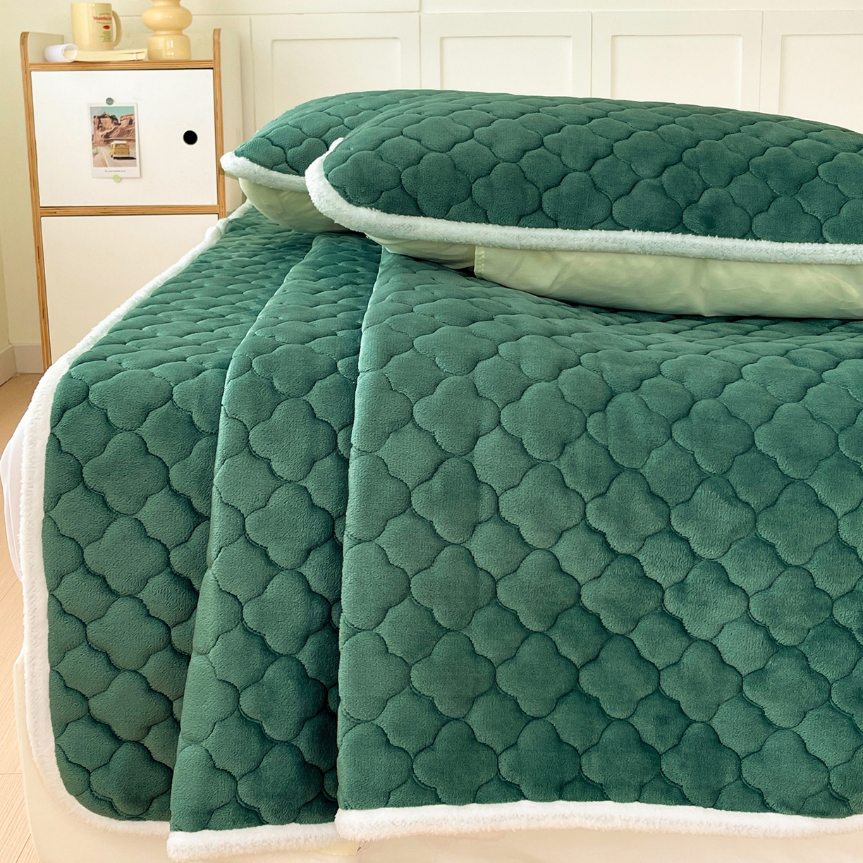 91家纺网 家纺一手货源 找家纺 富馨莱 2025新款牛奶绒夹棉床垫床盖支持一件定制 孔雀蓝