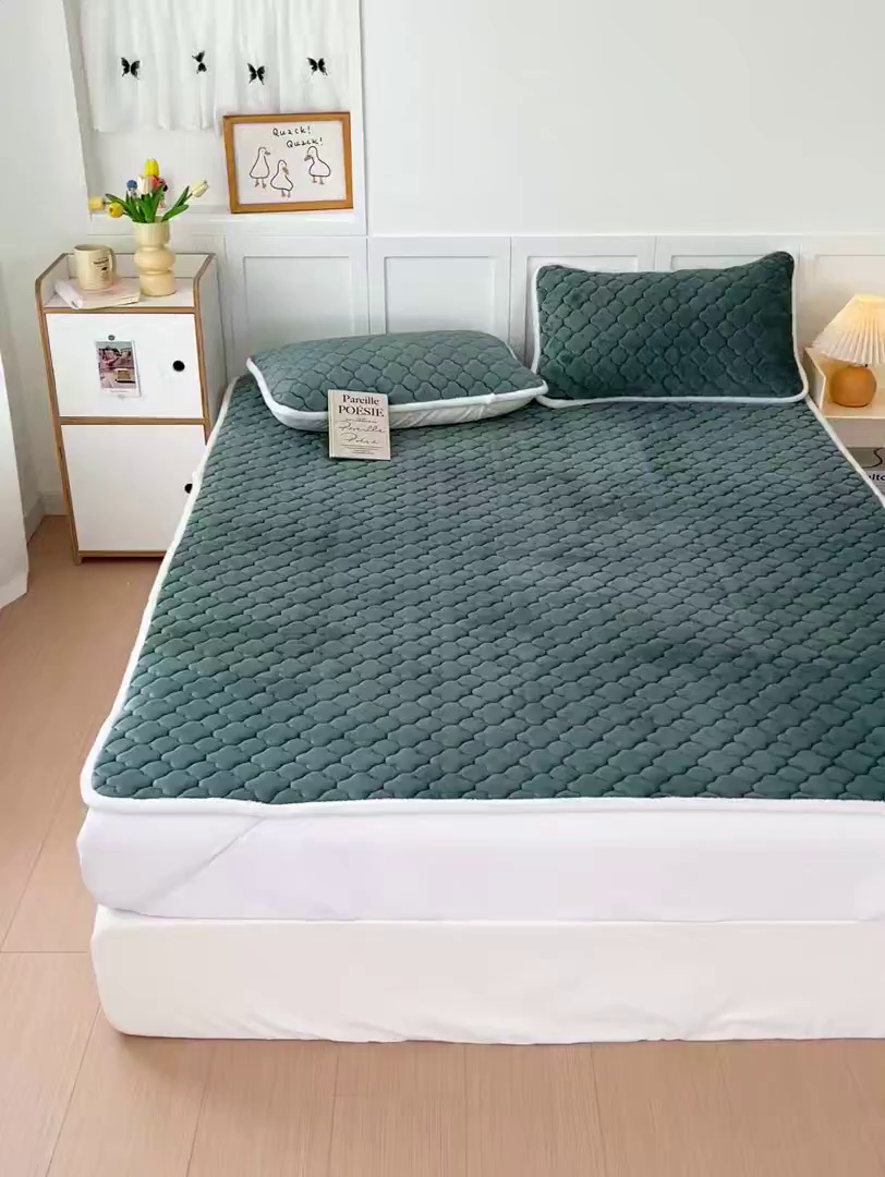 91家纺网 家纺一手货源 找家纺 富馨莱 2025新款牛奶绒夹棉床垫床盖支持一件定制 孔雀蓝