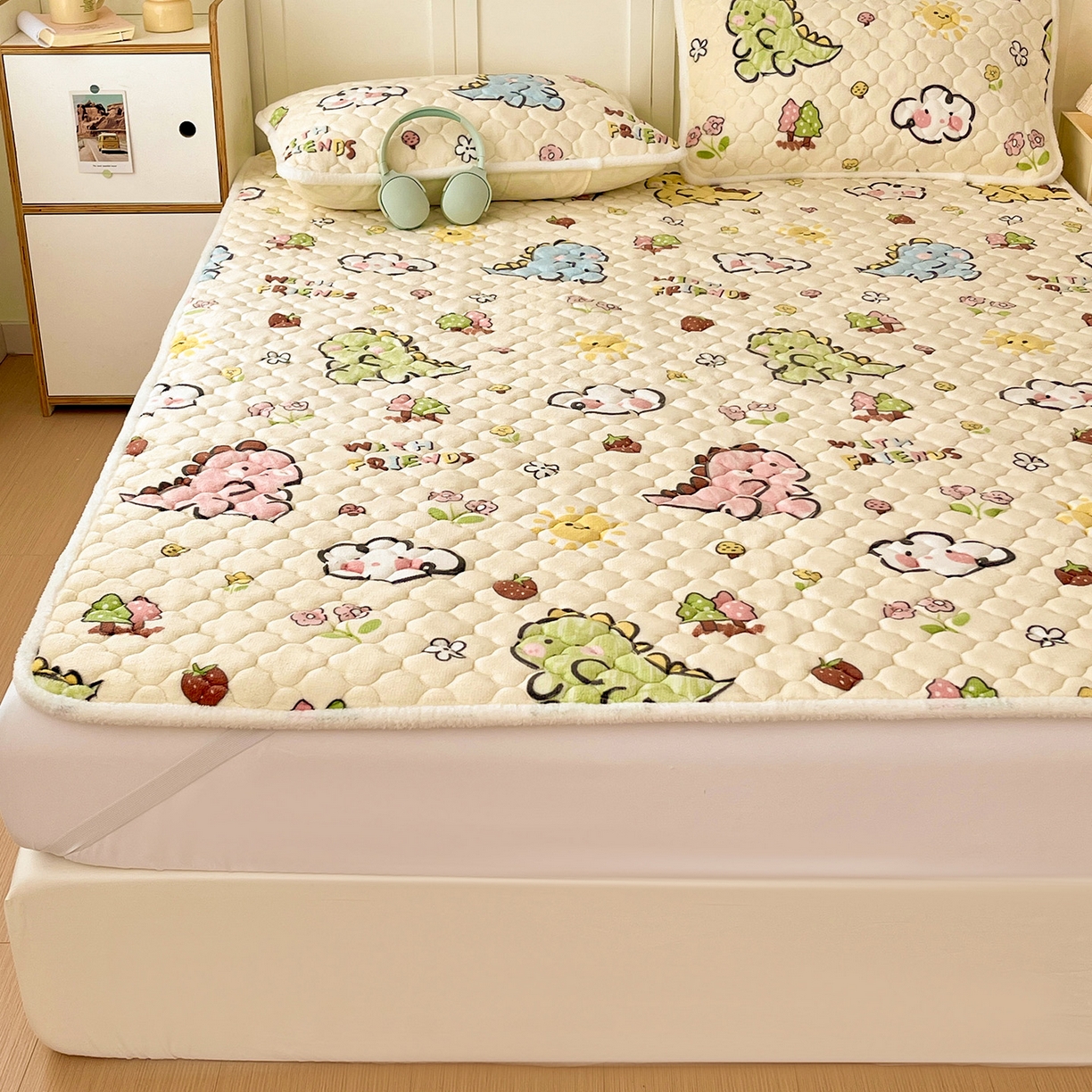 91家纺网 家纺一手货源 找家纺 富馨莱 2025新款牛奶绒夹棉床垫床盖支持一件定制 恐龙伙伴