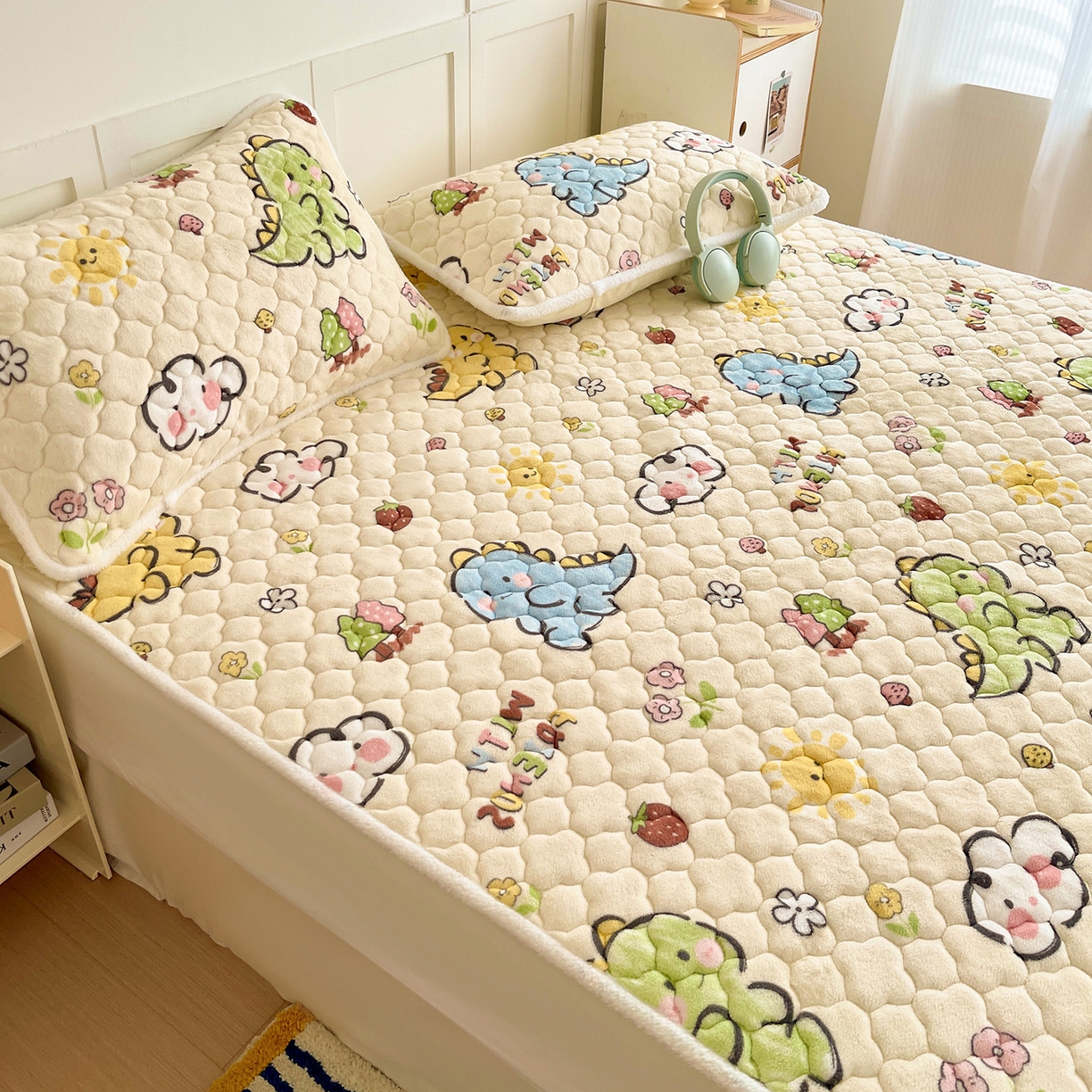 91家纺网 家纺一手货源 找家纺 富馨莱 2025新款牛奶绒夹棉床垫床盖支持一件定制 恐龙伙伴