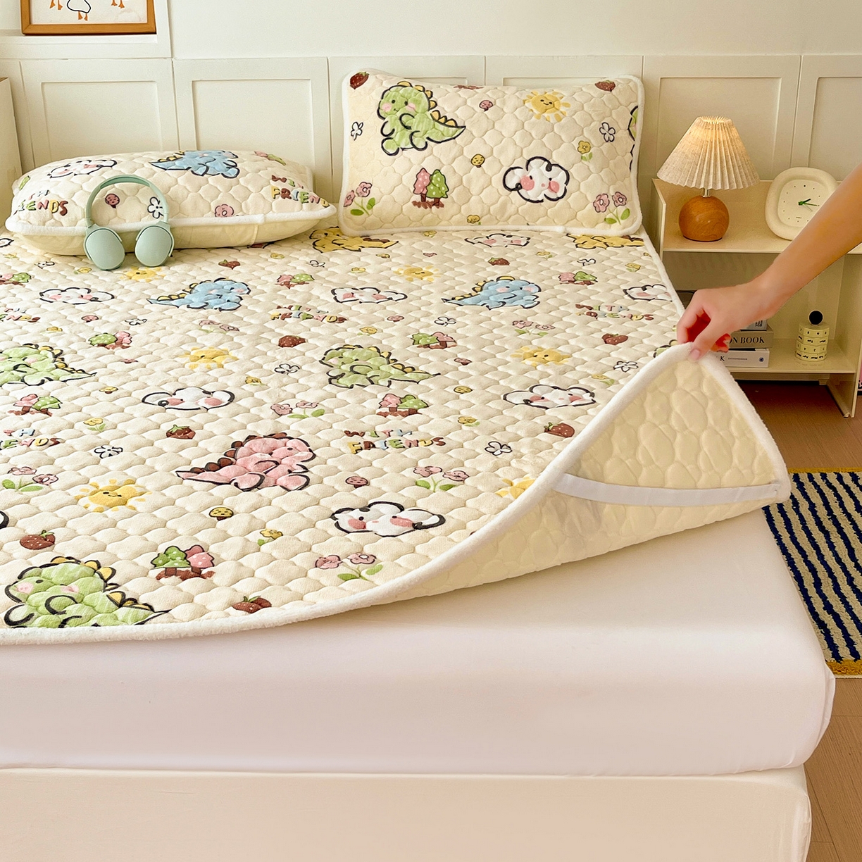 91家纺网 家纺一手货源 找家纺 富馨莱 2025新款牛奶绒夹棉床垫床盖支持一件定制 恐龙伙伴