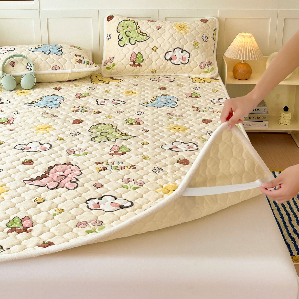 91家纺网 家纺一手货源 找家纺 富馨莱 2025新款牛奶绒夹棉床垫床盖支持一件定制 恐龙伙伴