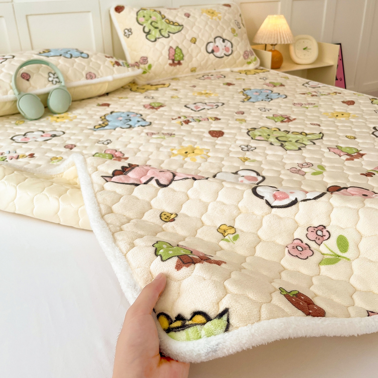 91家纺网 家纺一手货源 找家纺 富馨莱 2025新款牛奶绒夹棉床垫床盖支持一件定制 恐龙伙伴