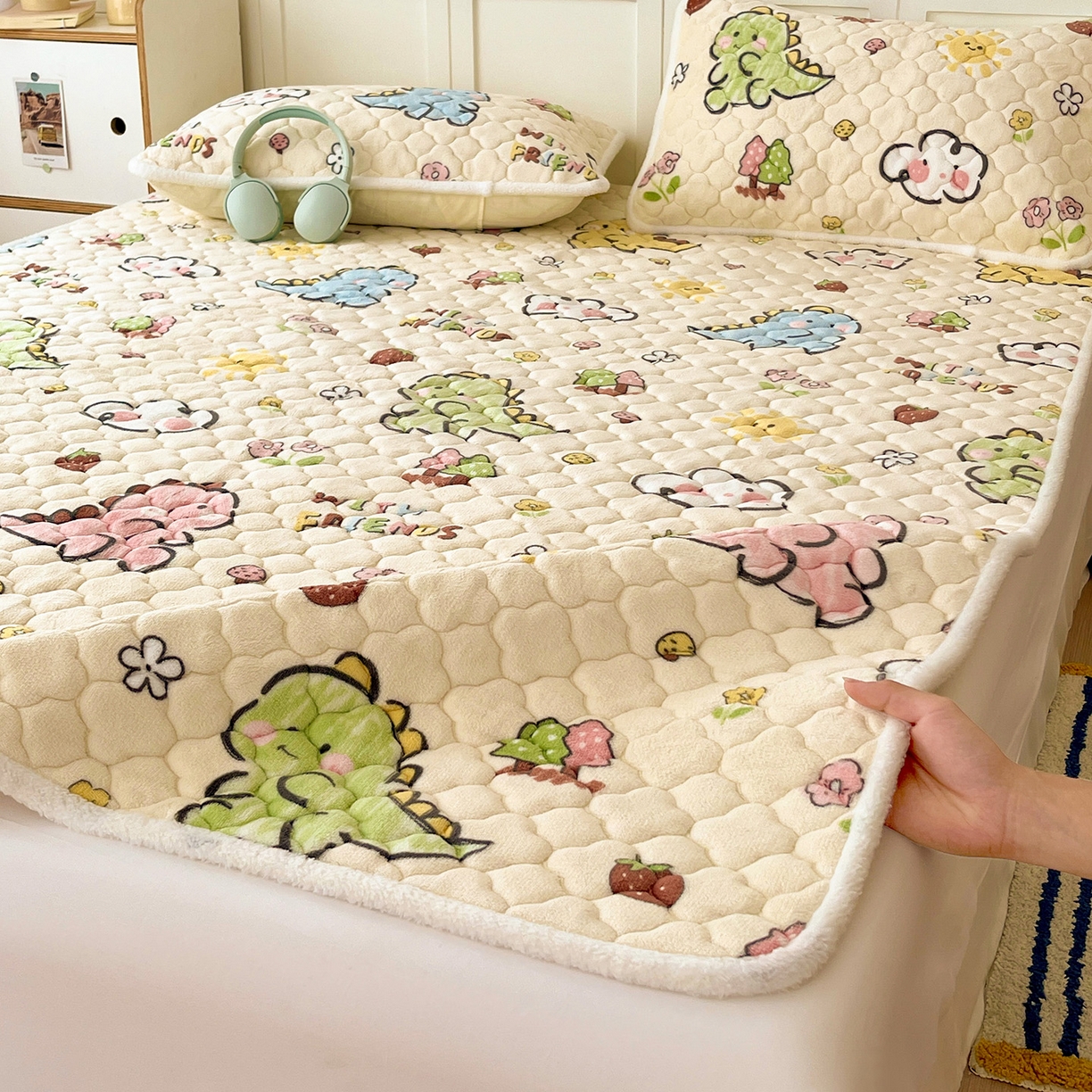 91家纺网 家纺一手货源 找家纺 富馨莱 2025新款牛奶绒夹棉床垫床盖支持一件定制 恐龙伙伴