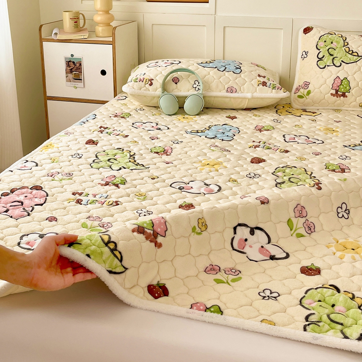 91家纺网 家纺一手货源 找家纺 富馨莱 2025新款牛奶绒夹棉床垫床盖支持一件定制 恐龙伙伴