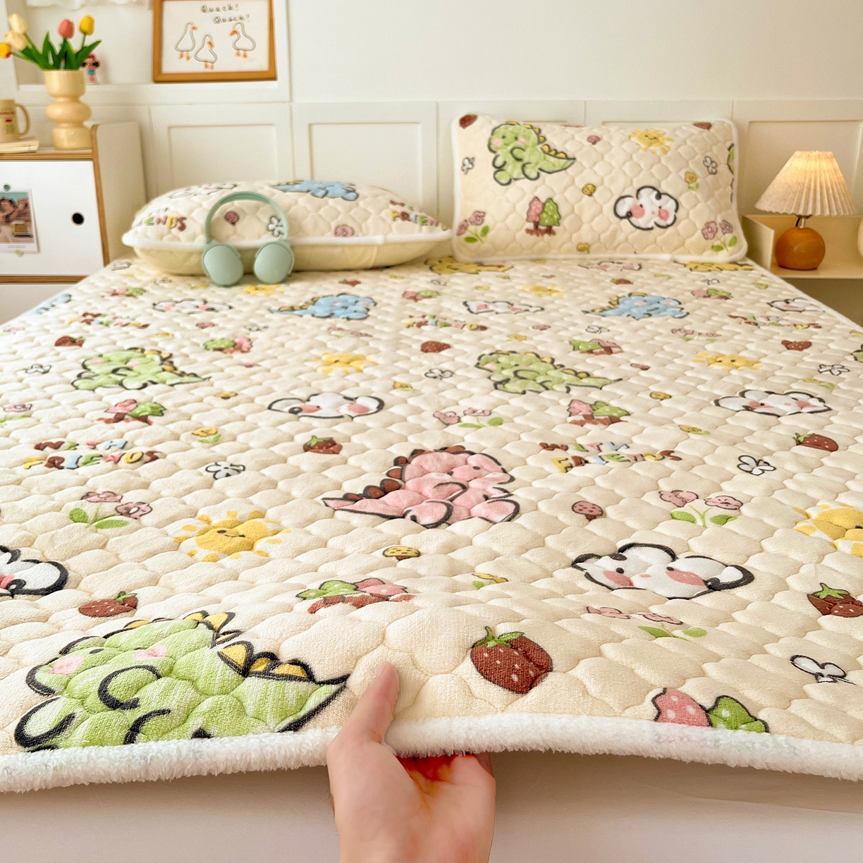 91家纺网 家纺一手货源 找家纺 富馨莱 2025新款牛奶绒夹棉床垫床盖支持一件定制 恐龙伙伴