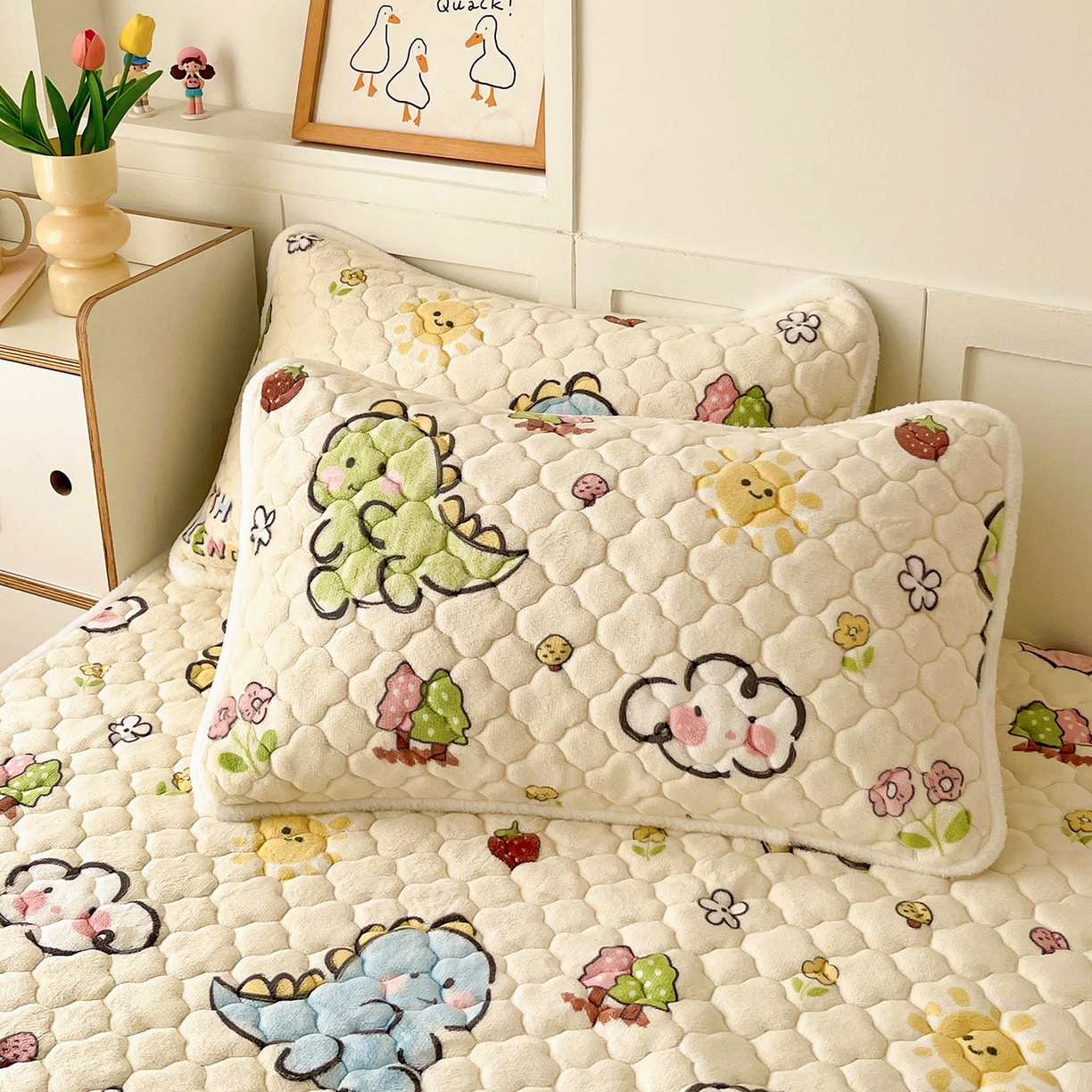 91家纺网 家纺一手货源 找家纺 富馨莱 2025新款牛奶绒夹棉床垫床盖支持一件定制 恐龙伙伴