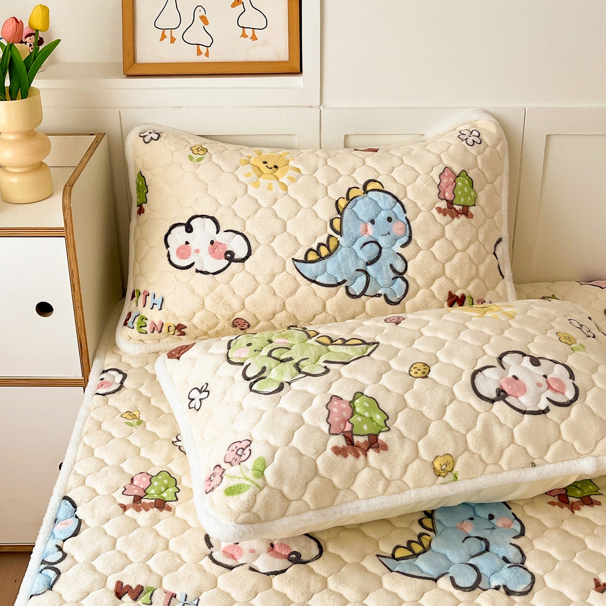 91家纺网 家纺一手货源 找家纺 富馨莱 2025新款牛奶绒夹棉床垫床盖支持一件定制 恐龙伙伴