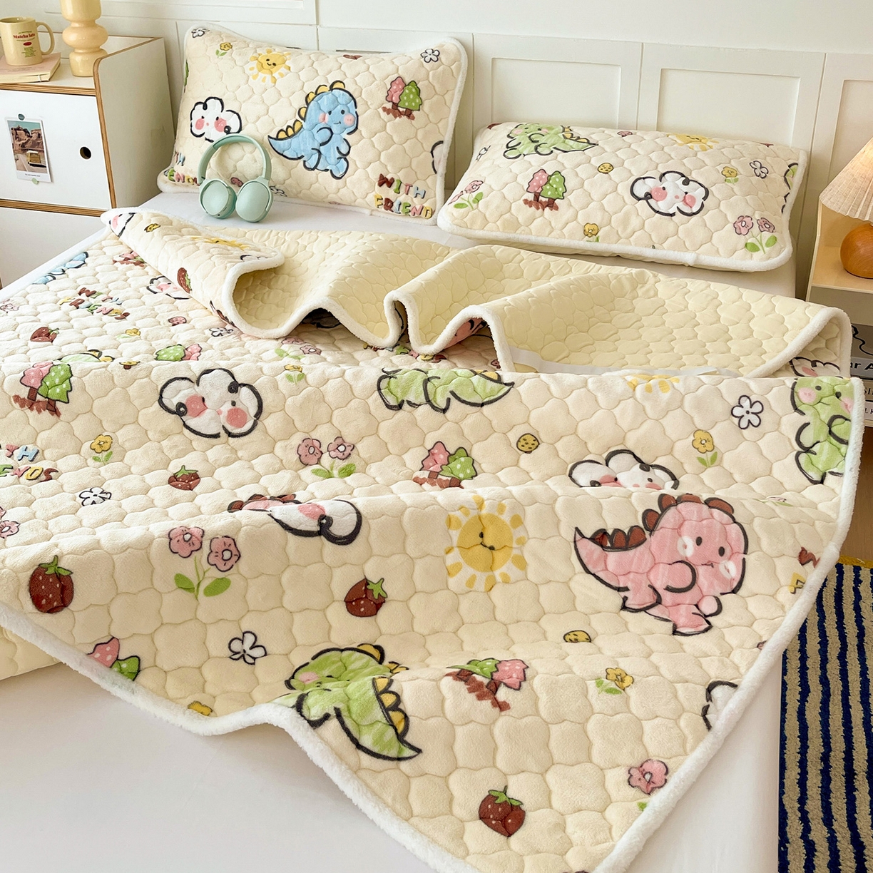 91家纺网 家纺一手货源 找家纺 富馨莱 2025新款牛奶绒夹棉床垫床盖支持一件定制 恐龙伙伴