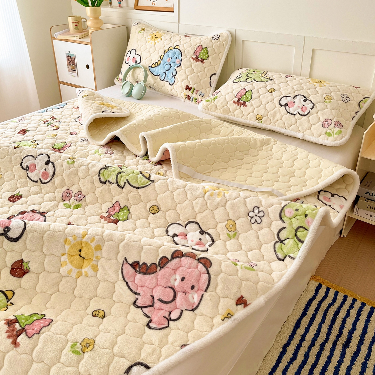 91家纺网 家纺一手货源 找家纺 富馨莱 2025新款牛奶绒夹棉床垫床盖支持一件定制 恐龙伙伴