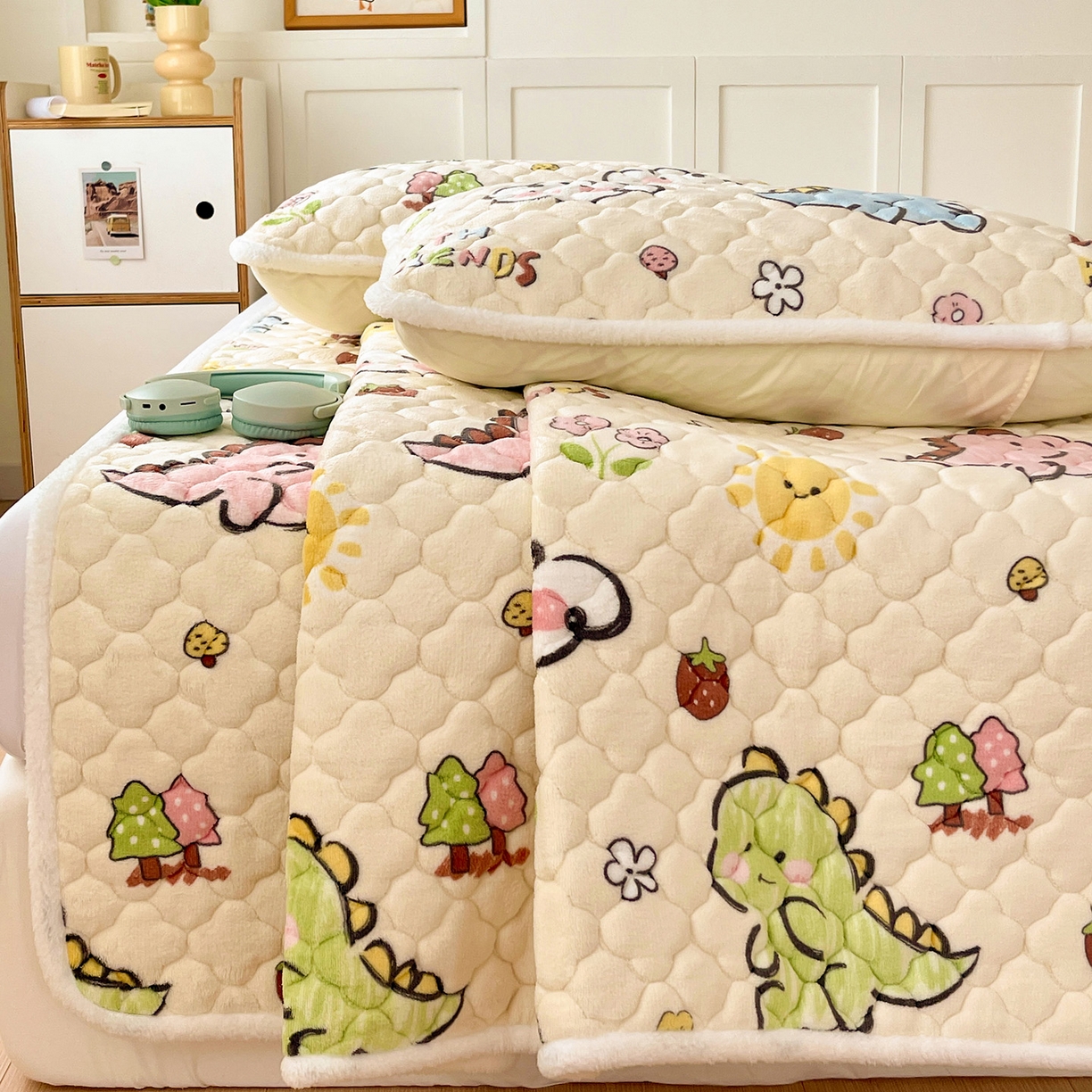 91家纺网 家纺一手货源 找家纺 富馨莱 2025新款牛奶绒夹棉床垫床盖支持一件定制 恐龙伙伴