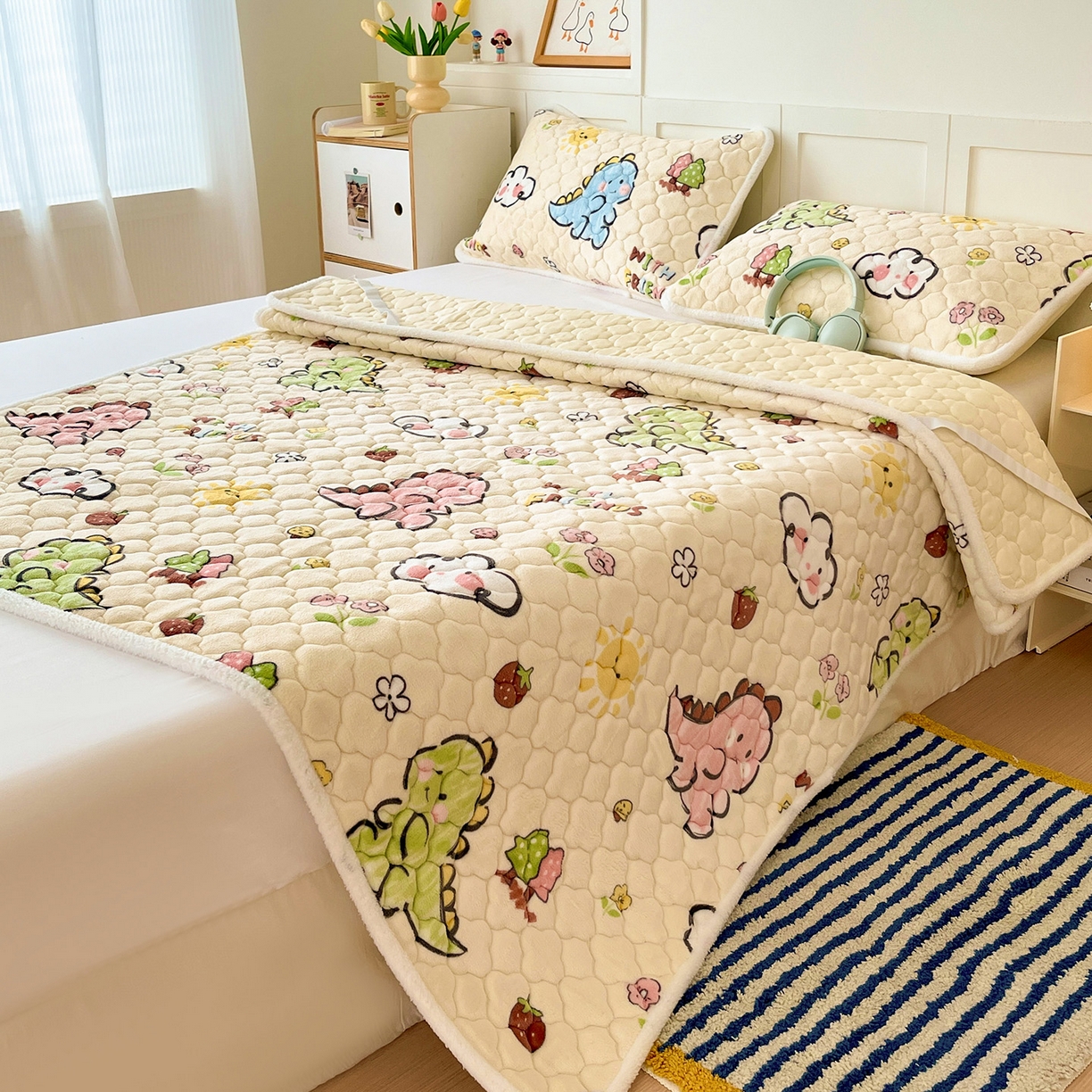 91家纺网 家纺一手货源 找家纺 富馨莱 2025新款牛奶绒夹棉床垫床盖支持一件定制 恐龙伙伴