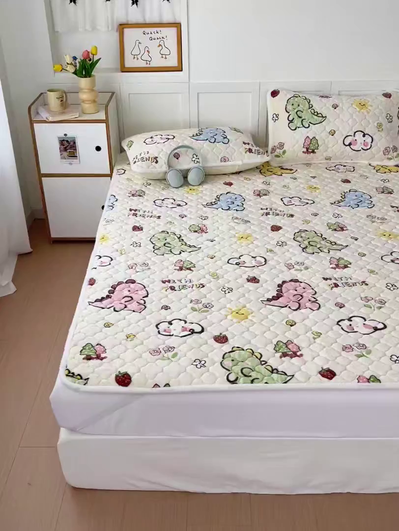 91家纺网 家纺一手货源 找家纺 富馨莱 2025新款牛奶绒夹棉床垫床盖支持一件定制 恐龙伙伴