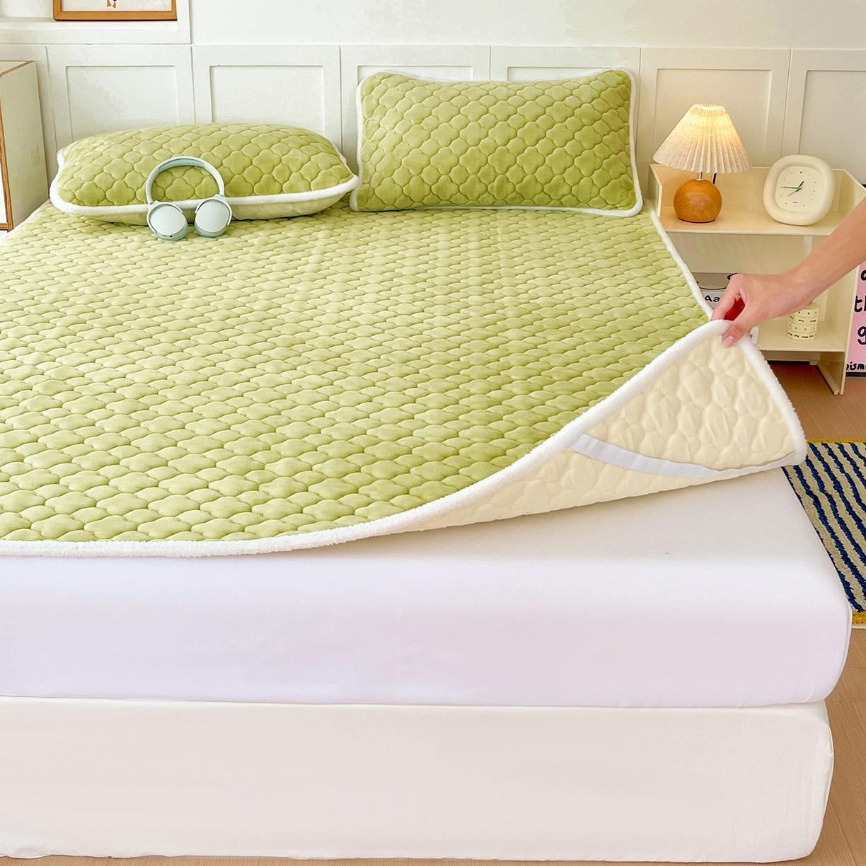 91家纺网 家纺一手货源 找家纺 富馨莱 2025新款牛奶绒夹棉床垫床盖支持一件定制 抹茶绿