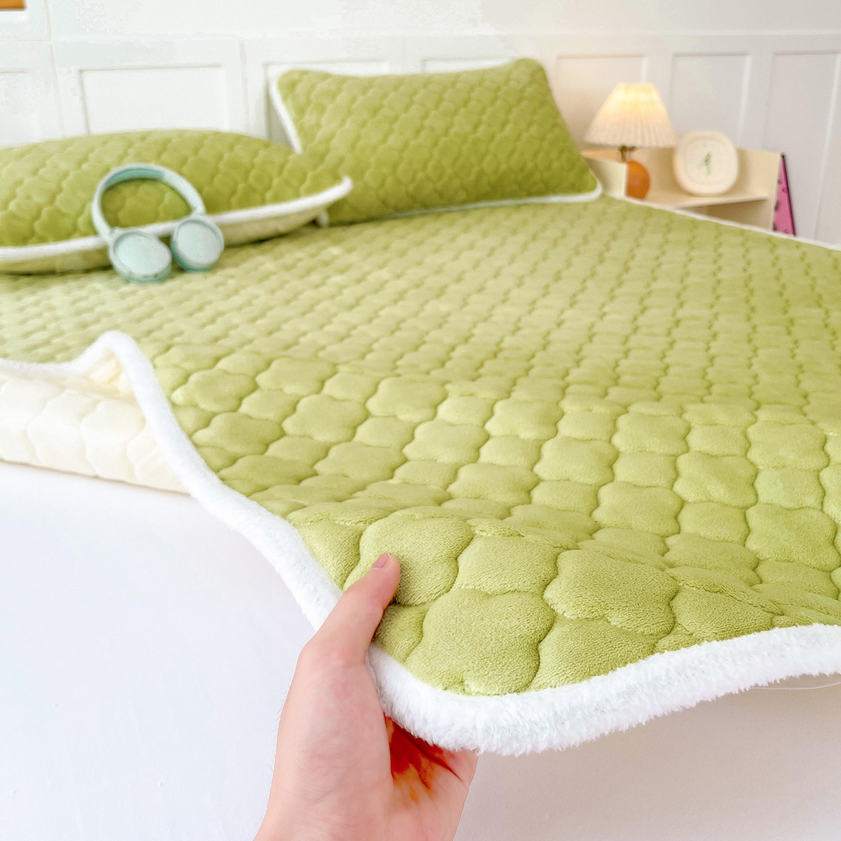 91家纺网 家纺一手货源 找家纺 富馨莱 2025新款牛奶绒夹棉床垫床盖支持一件定制 抹茶绿