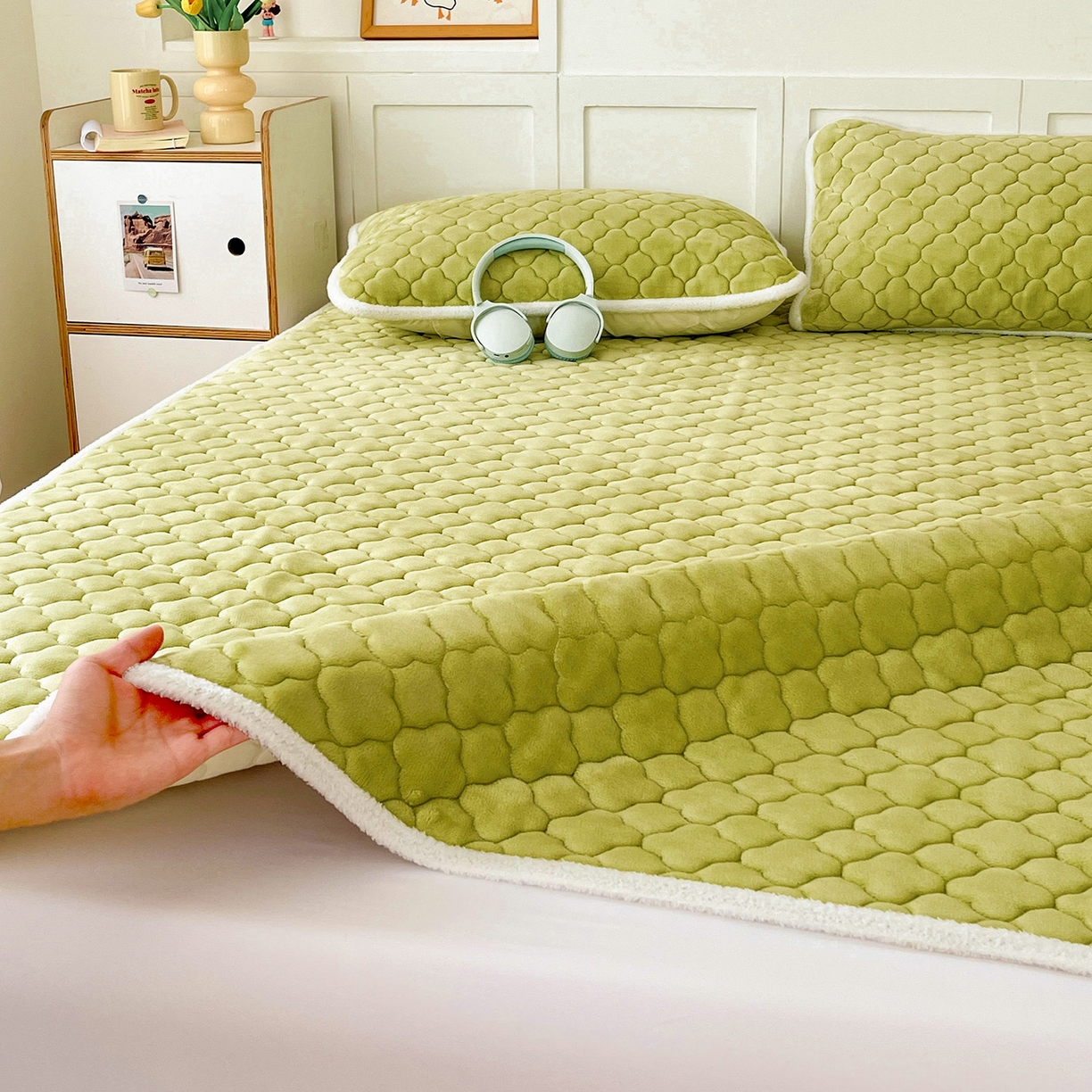 91家纺网 家纺一手货源 找家纺 富馨莱 2025新款牛奶绒夹棉床垫床盖支持一件定制 抹茶绿