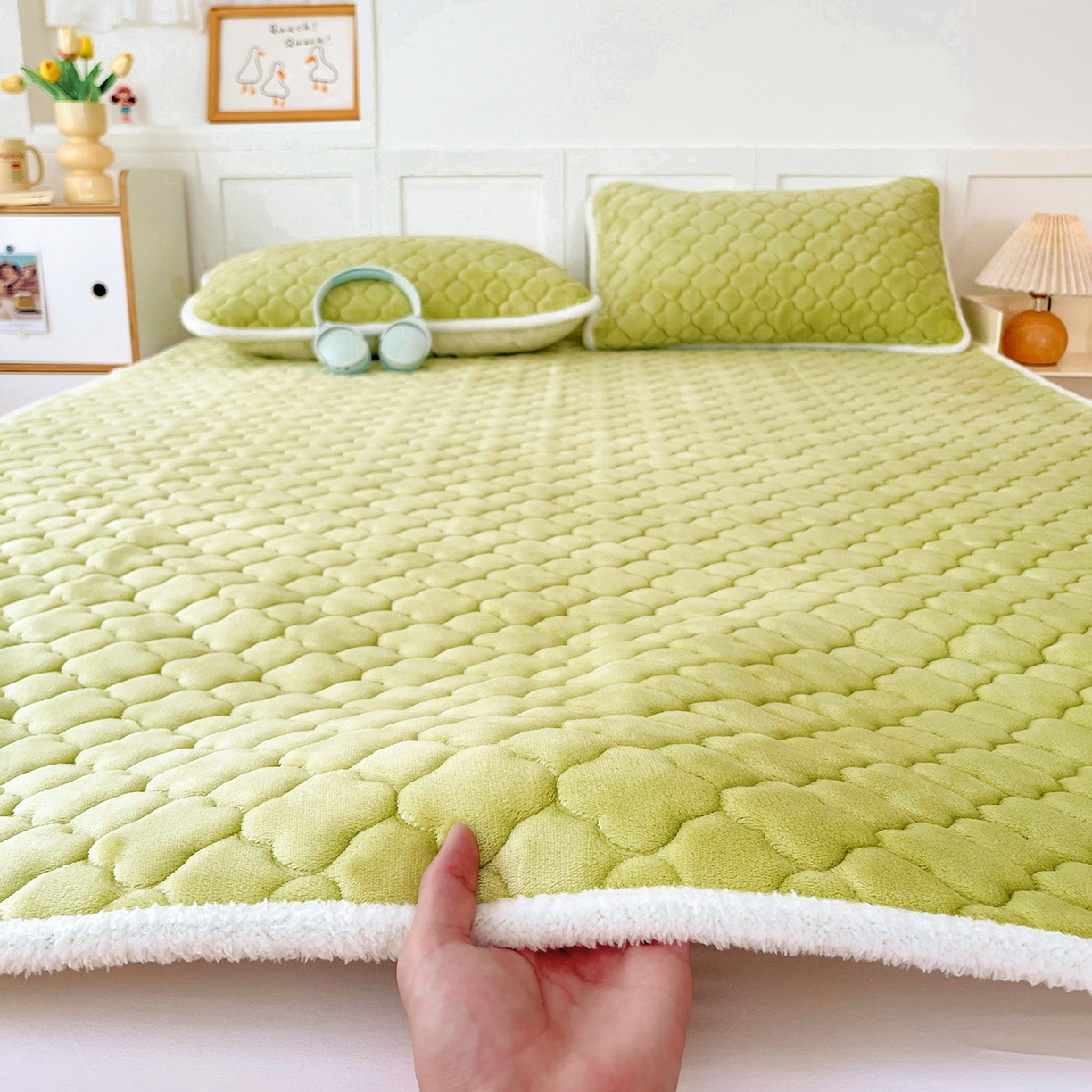91家纺网 家纺一手货源 找家纺 富馨莱 2025新款牛奶绒夹棉床垫床盖支持一件定制 抹茶绿
