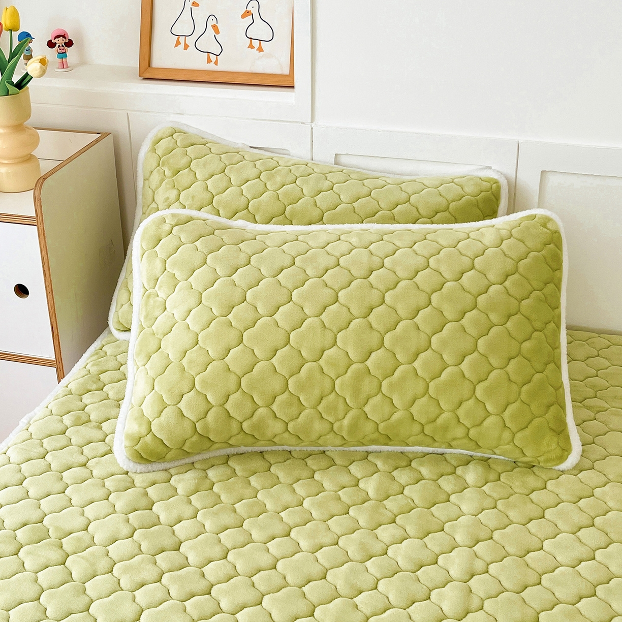 91家纺网 家纺一手货源 找家纺 富馨莱 2025新款牛奶绒夹棉床垫床盖支持一件定制 抹茶绿