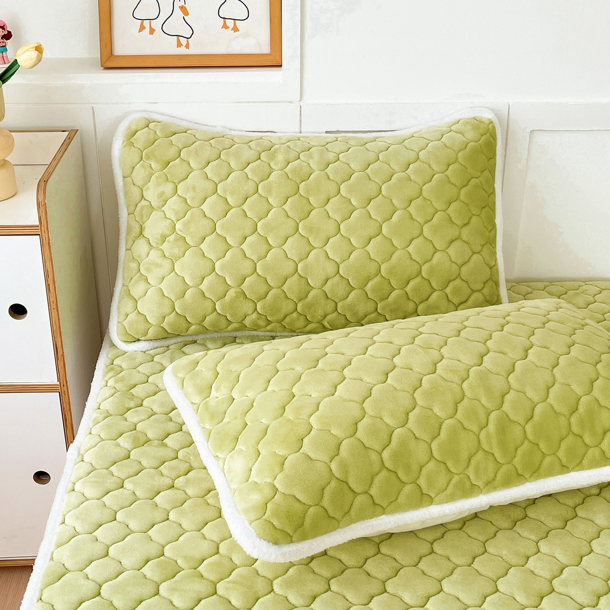 91家纺网 家纺一手货源 找家纺 富馨莱 2025新款牛奶绒夹棉床垫床盖支持一件定制 抹茶绿