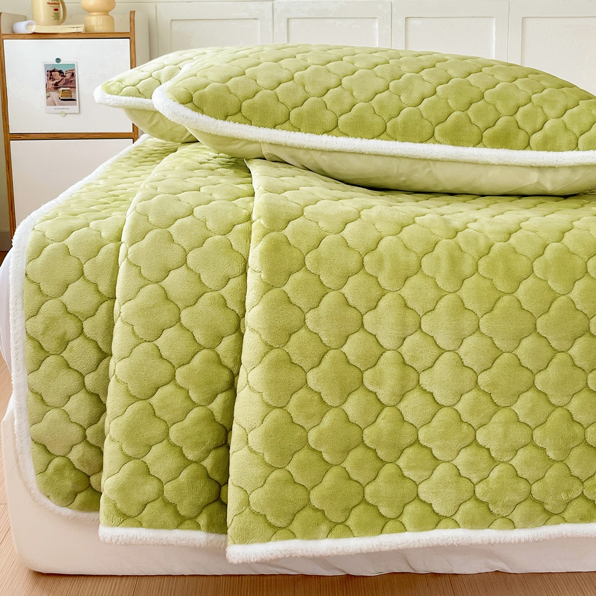 91家纺网 家纺一手货源 找家纺 富馨莱 2025新款牛奶绒夹棉床垫床盖支持一件定制 抹茶绿