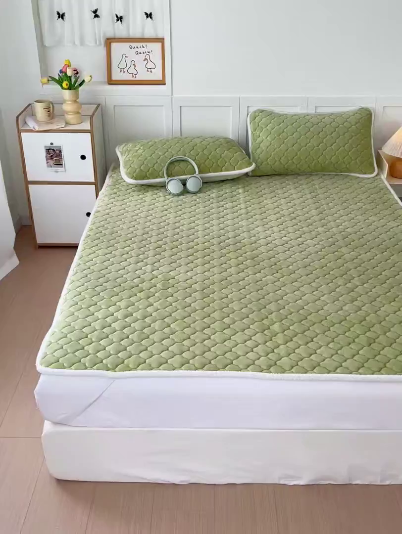 91家纺网 家纺一手货源 找家纺 富馨莱 2025新款牛奶绒夹棉床垫床盖支持一件定制 抹茶绿