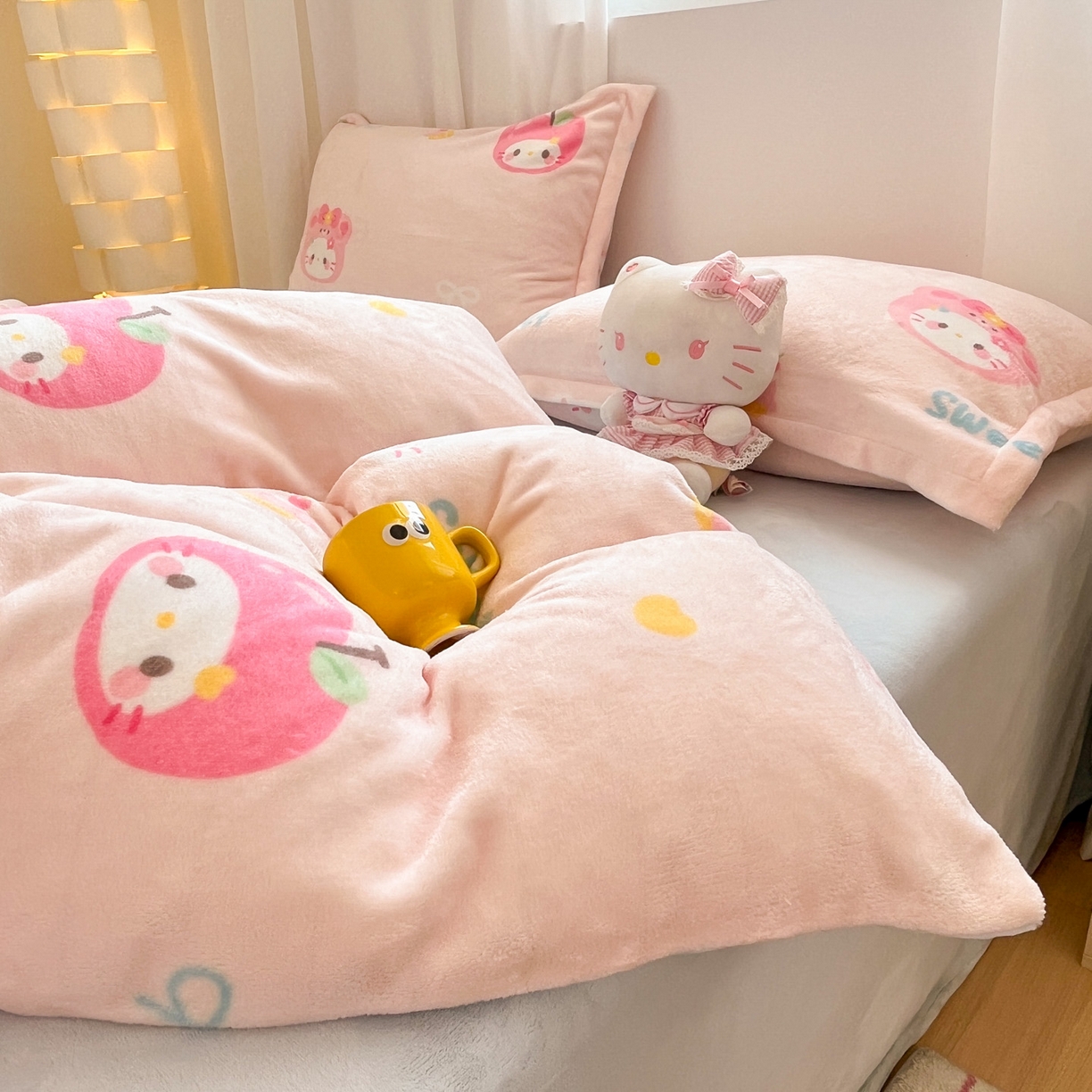 91家纺网 家纺一手货源 找家纺 沐慕 2025新款高克重牛奶绒四件套 牛奶绒-苹果猫猫