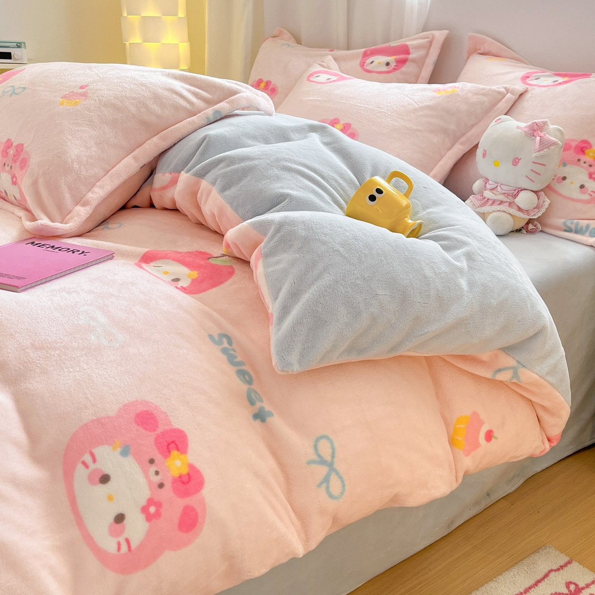 91家纺网 家纺一手货源 找家纺 沐慕 2025新款高克重牛奶绒四件套 牛奶绒-苹果猫猫