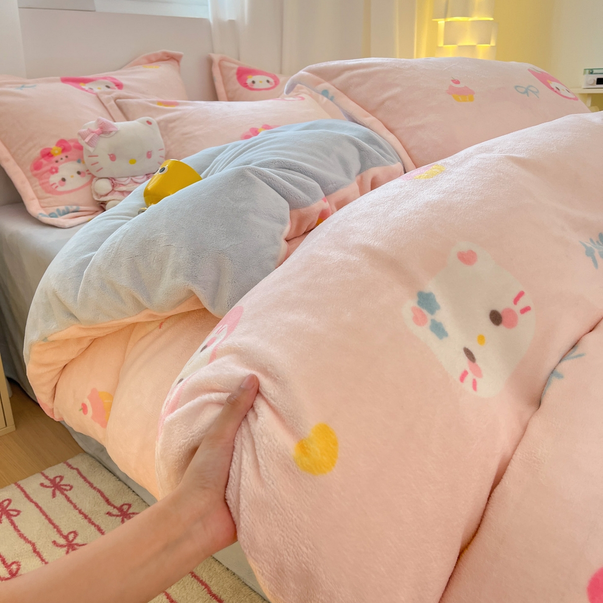 91家纺网 家纺一手货源 找家纺 沐慕 2025新款高克重牛奶绒四件套 牛奶绒-苹果猫猫