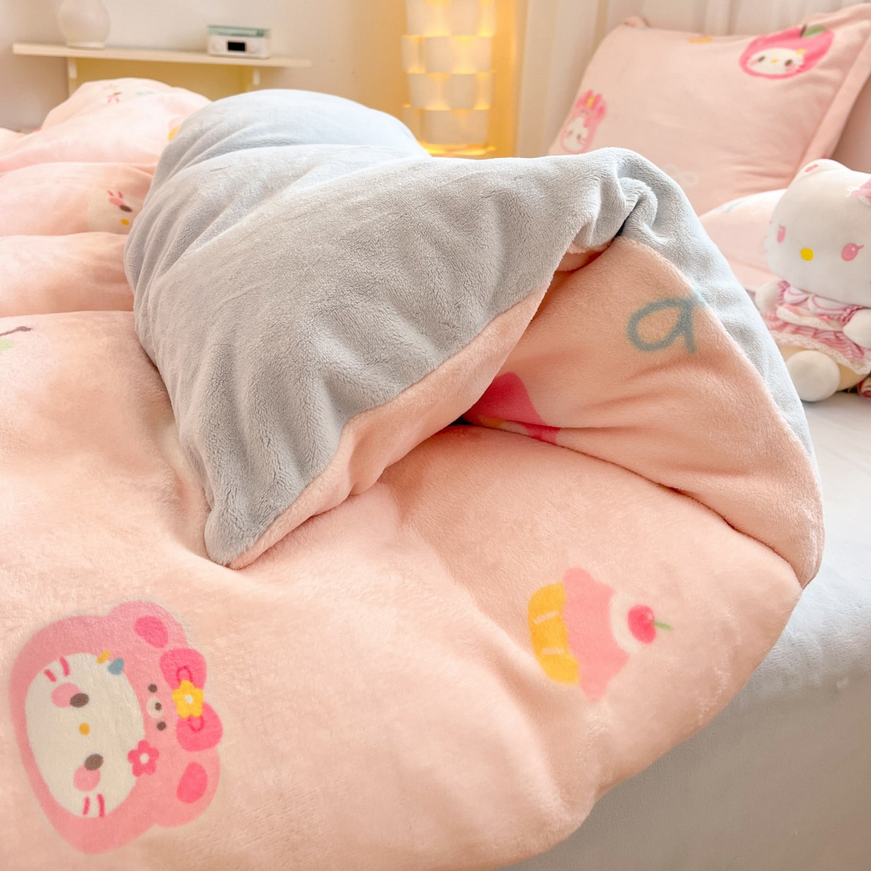 91家纺网 家纺一手货源 找家纺 沐慕 2025新款高克重牛奶绒四件套 牛奶绒-苹果猫猫