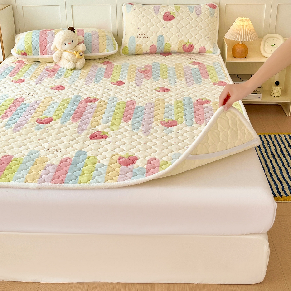 91家纺网 家纺一手货源 找家纺 富馨莱 2025新款牛奶绒夹棉床垫床盖支持一件定制 七彩草莓