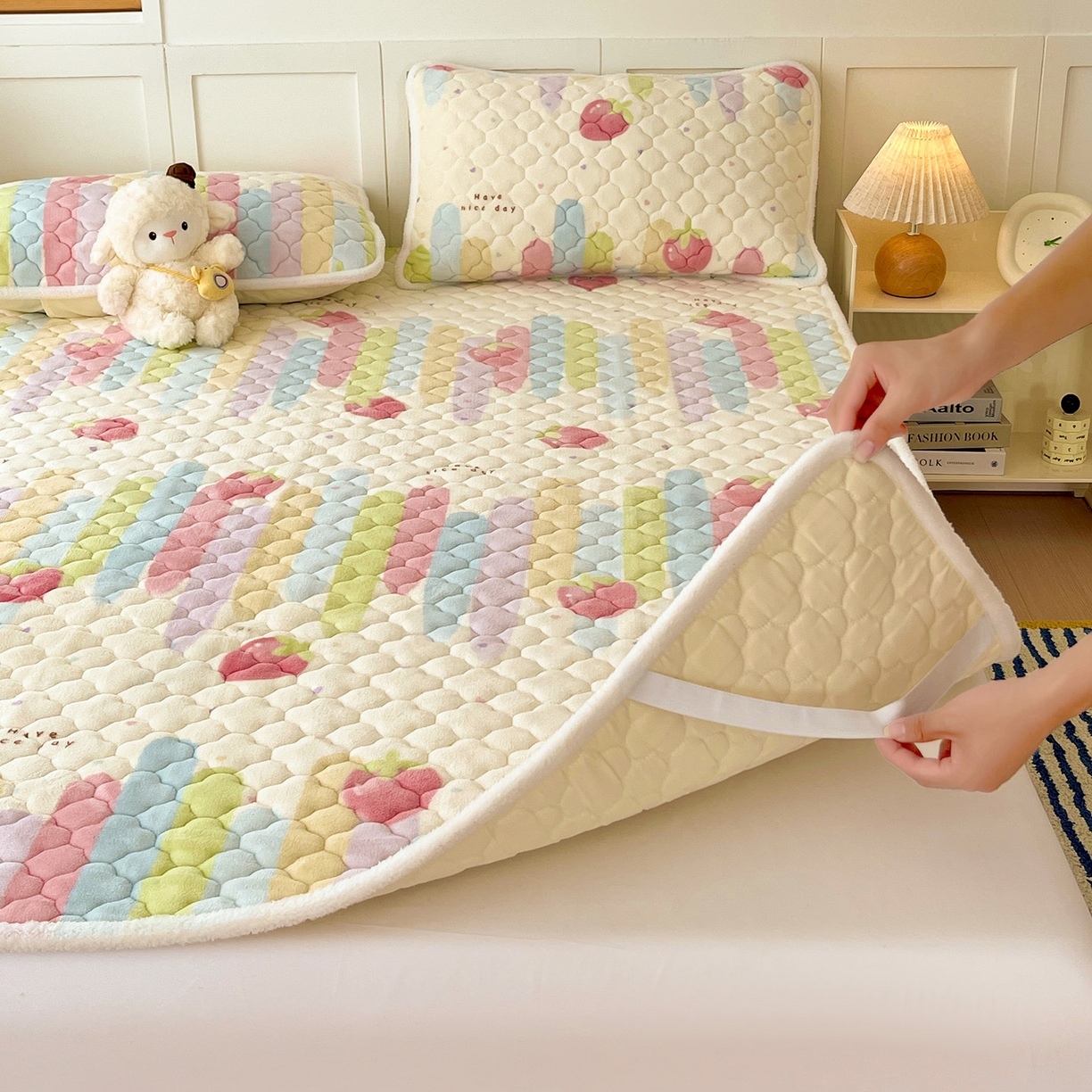 91家纺网 家纺一手货源 找家纺 富馨莱 2025新款牛奶绒夹棉床垫床盖支持一件定制 七彩草莓