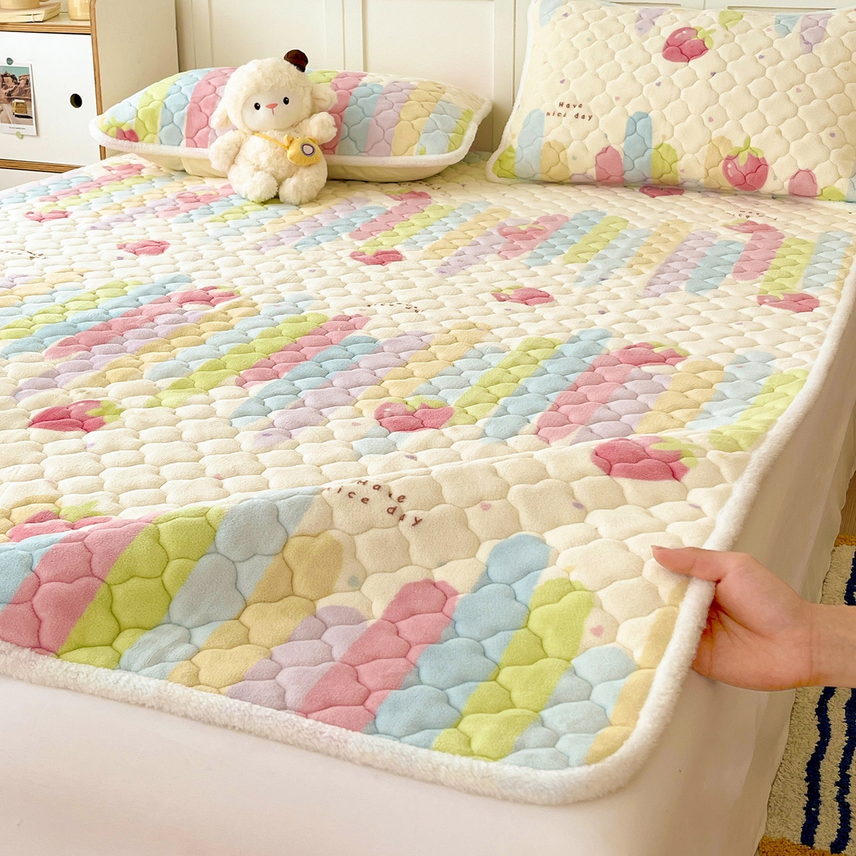 91家纺网 家纺一手货源 找家纺 富馨莱 2025新款牛奶绒夹棉床垫床盖支持一件定制 七彩草莓