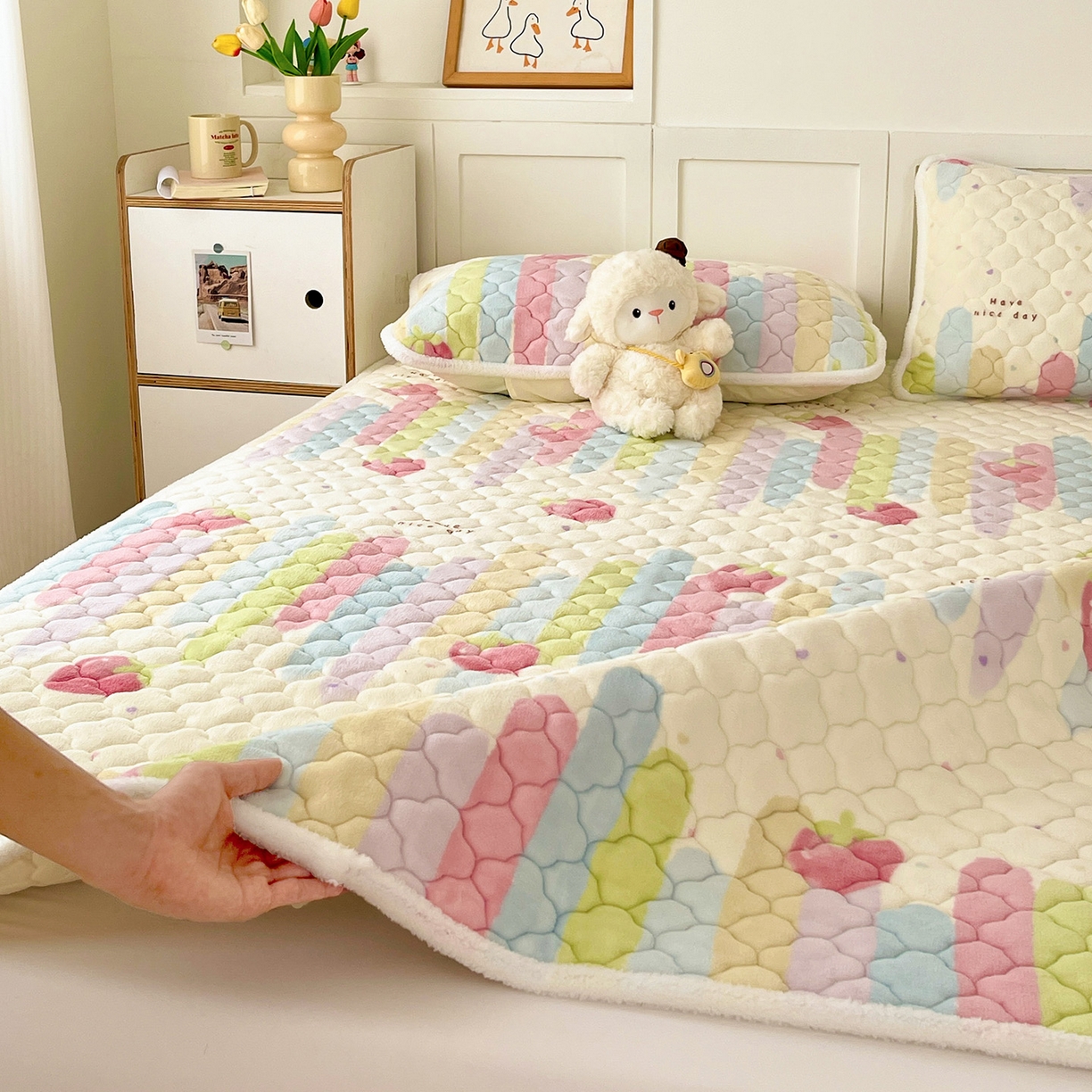 91家纺网 家纺一手货源 找家纺 富馨莱 2025新款牛奶绒夹棉床垫床盖支持一件定制 七彩草莓