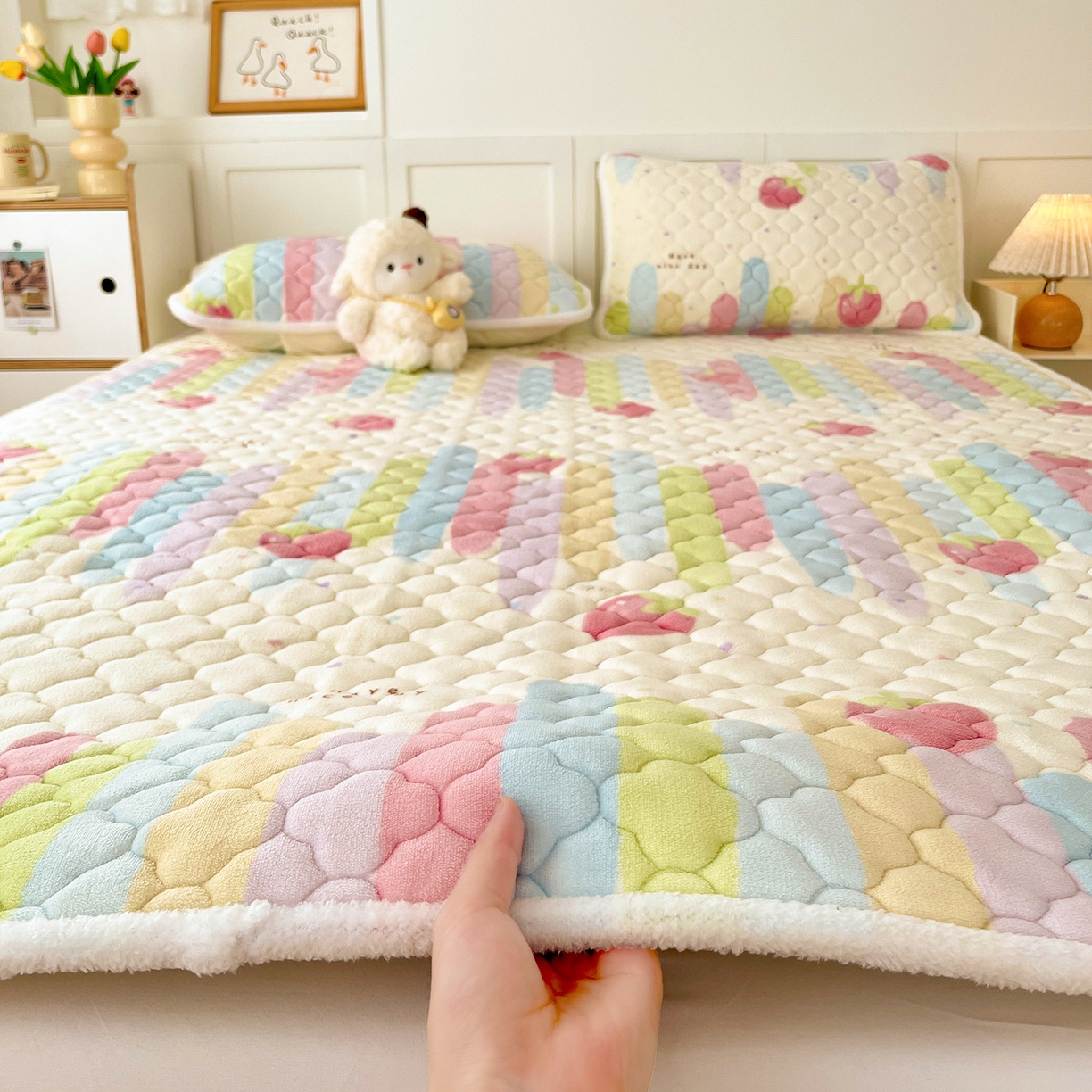 91家纺网 家纺一手货源 找家纺 富馨莱 2025新款牛奶绒夹棉床垫床盖支持一件定制 七彩草莓