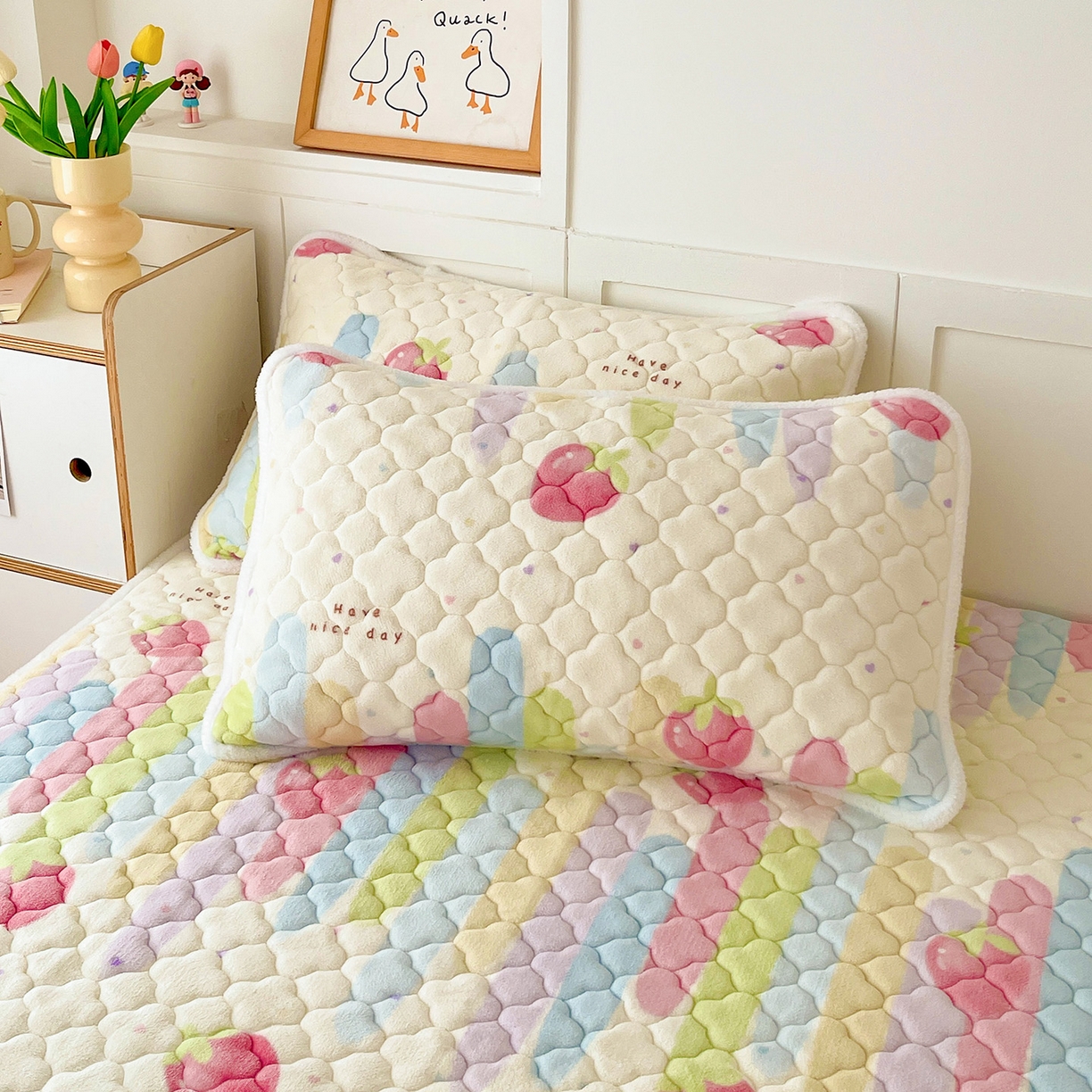 91家纺网 家纺一手货源 找家纺 富馨莱 2025新款牛奶绒夹棉床垫床盖支持一件定制 七彩草莓