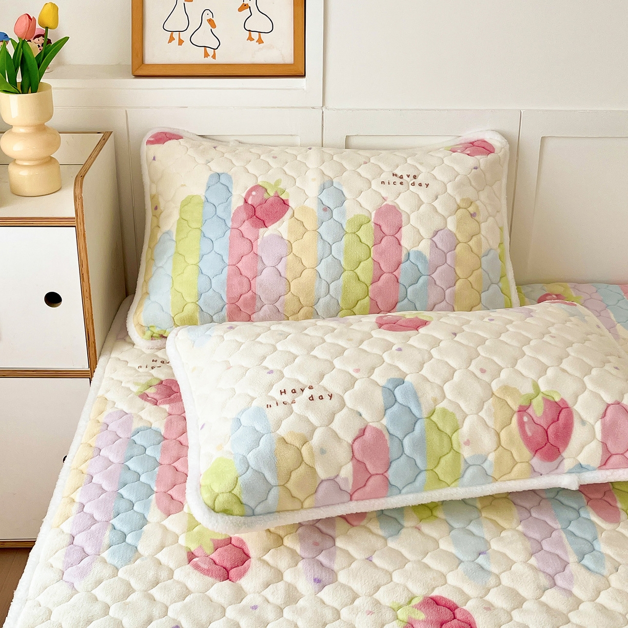 91家纺网 家纺一手货源 找家纺 富馨莱 2025新款牛奶绒夹棉床垫床盖支持一件定制 七彩草莓