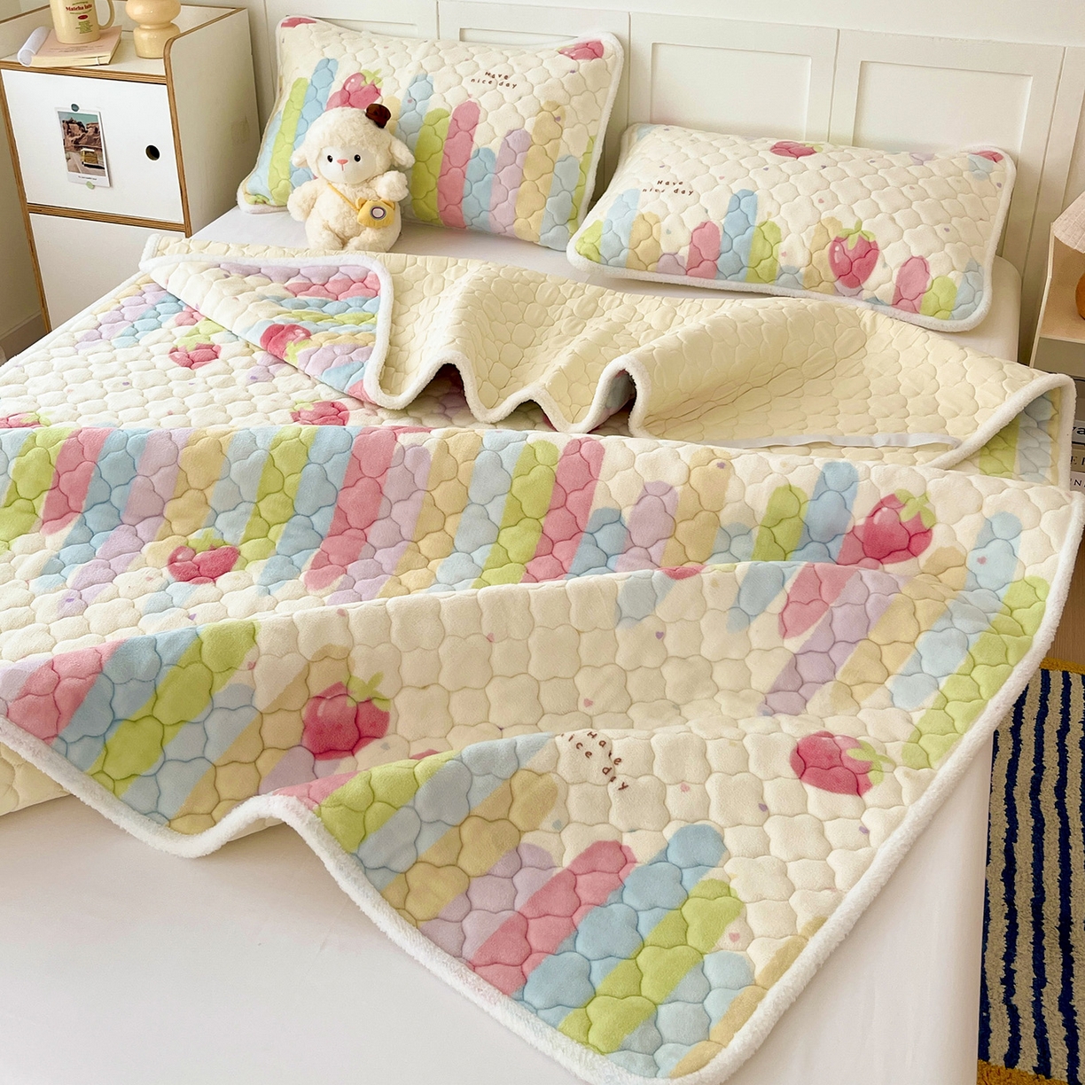 91家纺网 家纺一手货源 找家纺 富馨莱 2025新款牛奶绒夹棉床垫床盖支持一件定制 七彩草莓