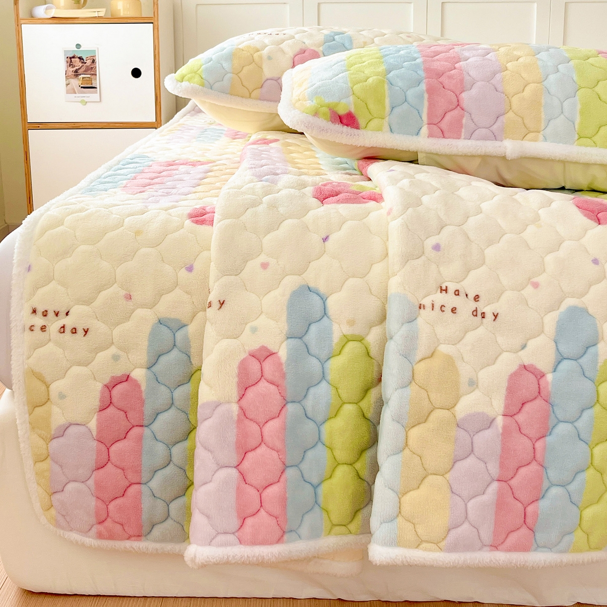 91家纺网 家纺一手货源 找家纺 富馨莱 2025新款牛奶绒夹棉床垫床盖支持一件定制 七彩草莓