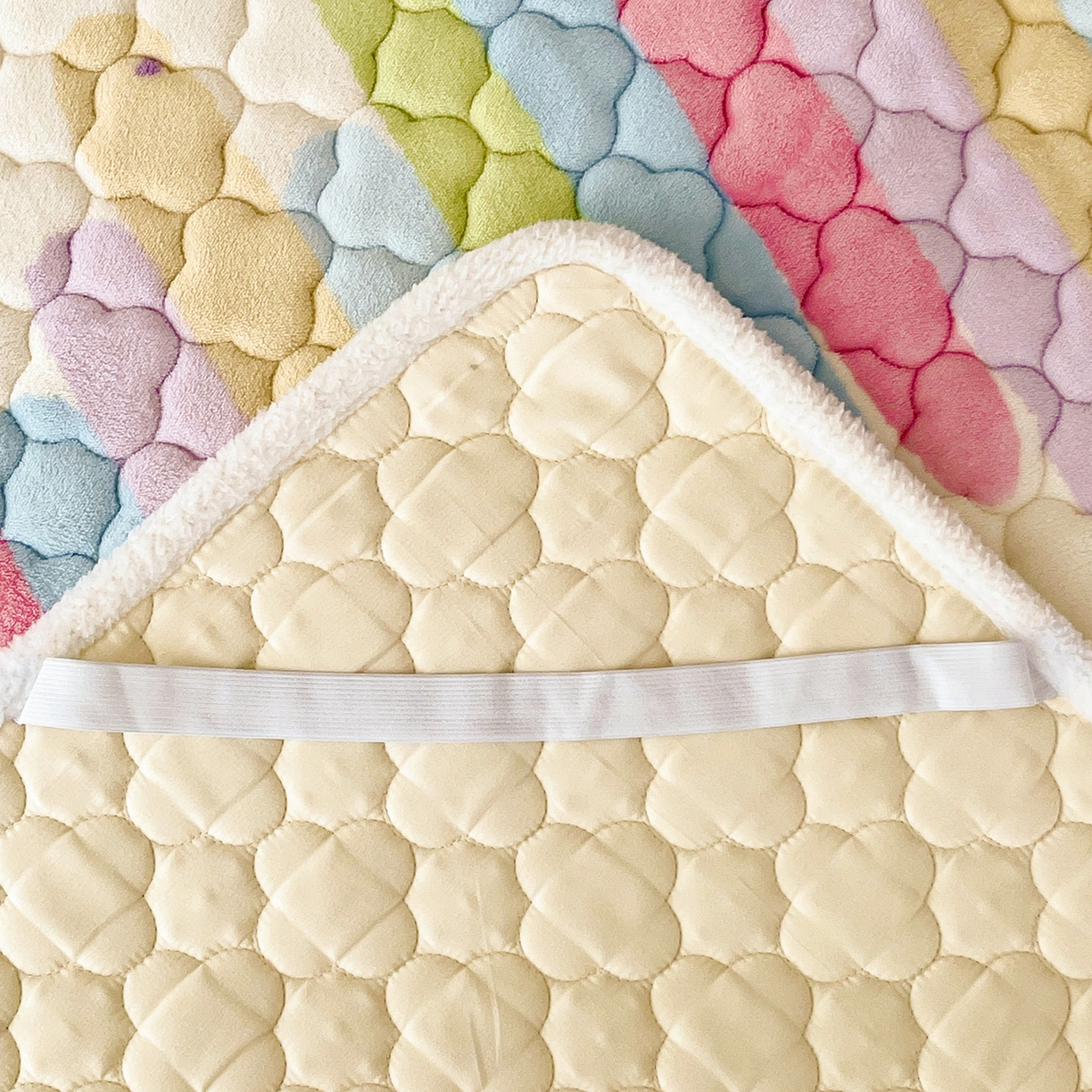 91家纺网 家纺一手货源 找家纺 富馨莱 2025新款牛奶绒夹棉床垫床盖支持一件定制 七彩草莓