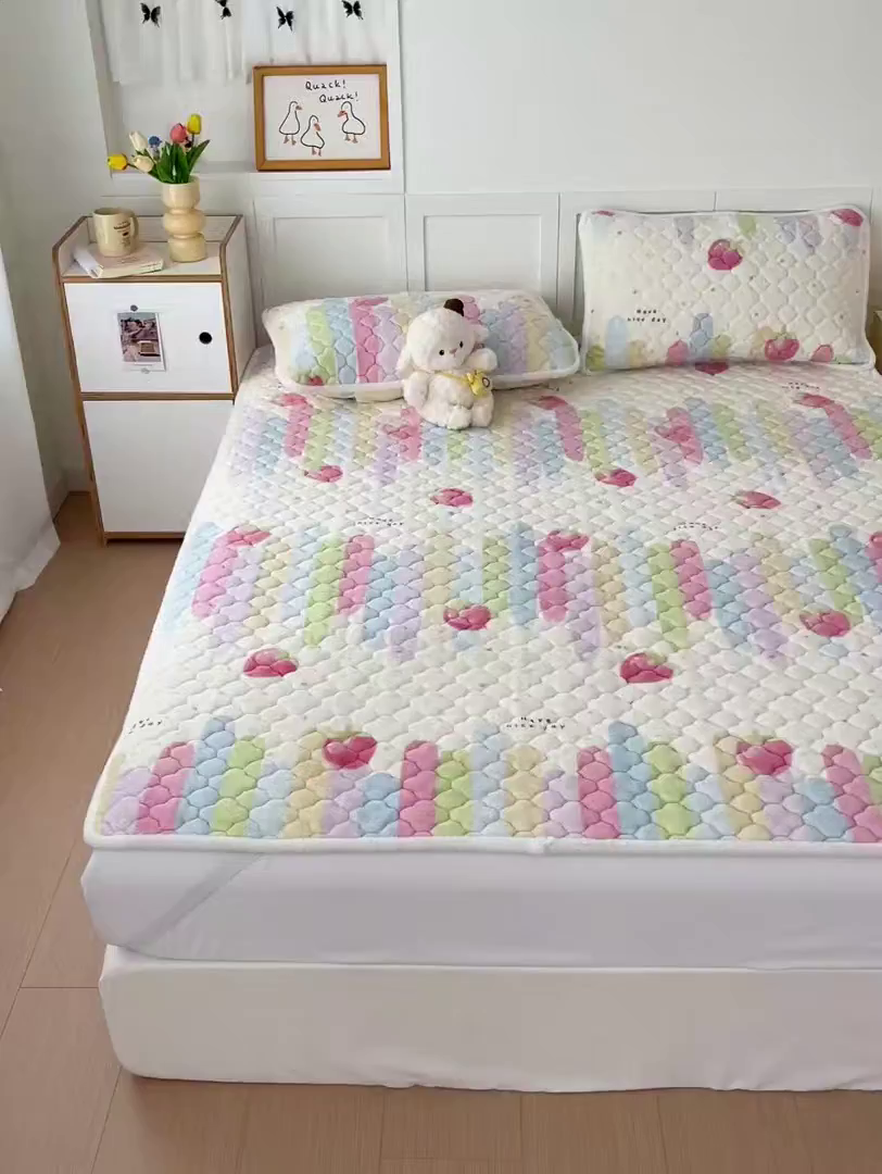 91家纺网 家纺一手货源 找家纺 富馨莱 2025新款牛奶绒夹棉床垫床盖支持一件定制 七彩草莓