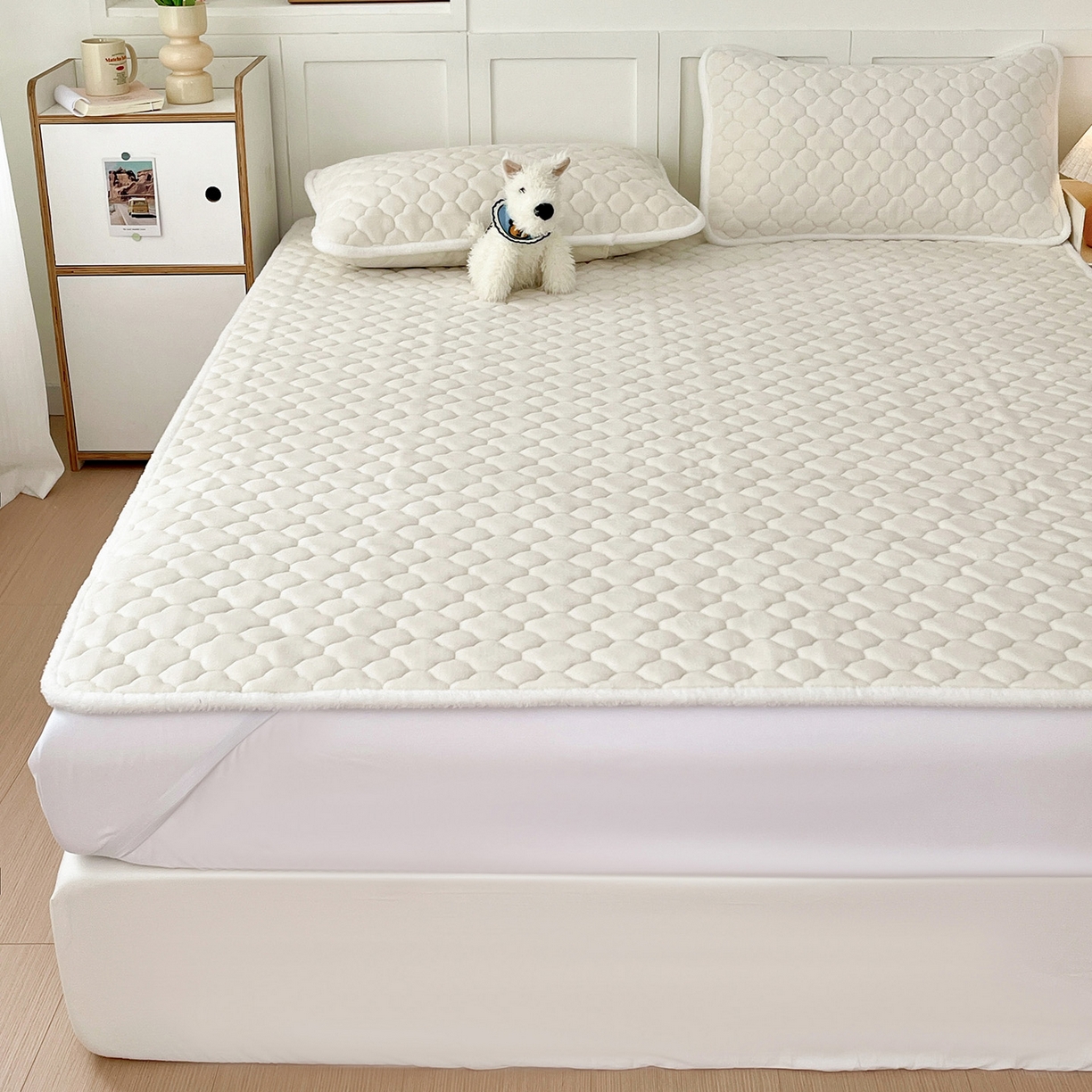 91家纺网 家纺一手货源 找家纺 富馨莱 2025新款牛奶绒夹棉床垫床盖支持一件定制 轻奢白