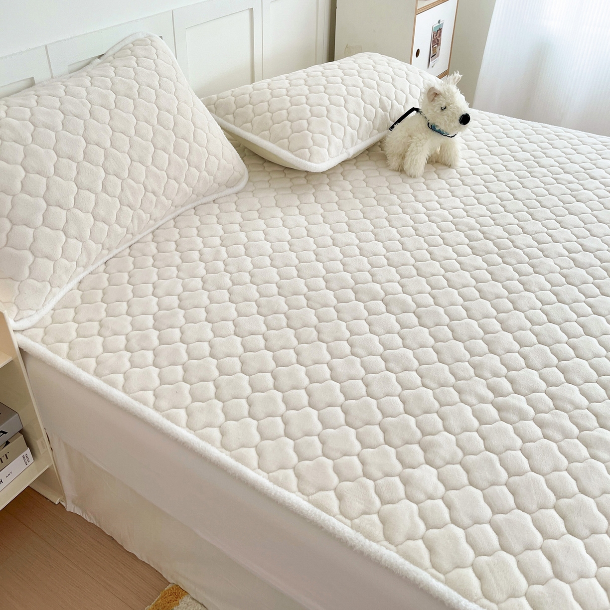 91家纺网 家纺一手货源 找家纺 富馨莱 2025新款牛奶绒夹棉床垫床盖支持一件定制 轻奢白