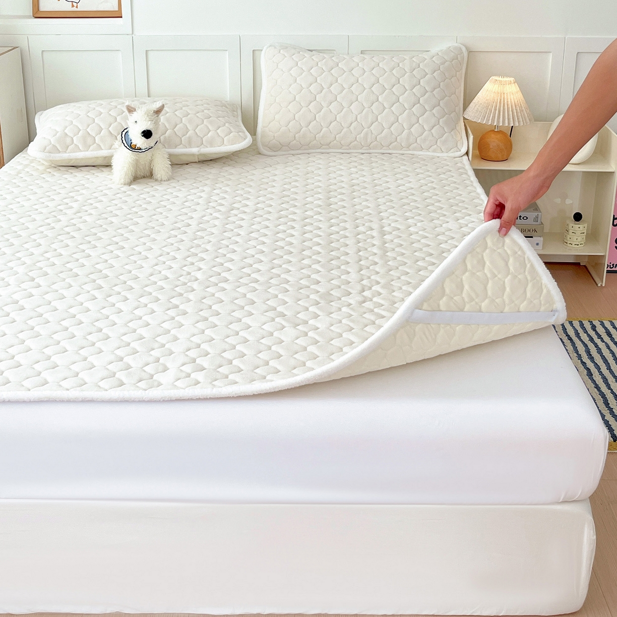 91家纺网 家纺一手货源 找家纺 富馨莱 2025新款牛奶绒夹棉床垫床盖支持一件定制 轻奢白