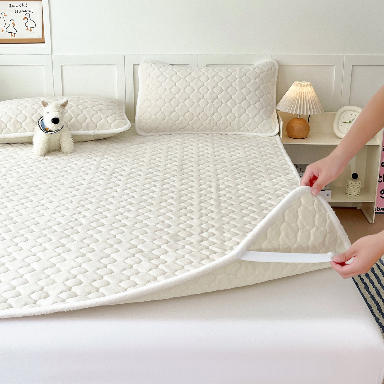 91家纺网 家纺一手货源 找家纺 富馨莱 2025新款牛奶绒夹棉床垫床盖支持一件定制 轻奢白