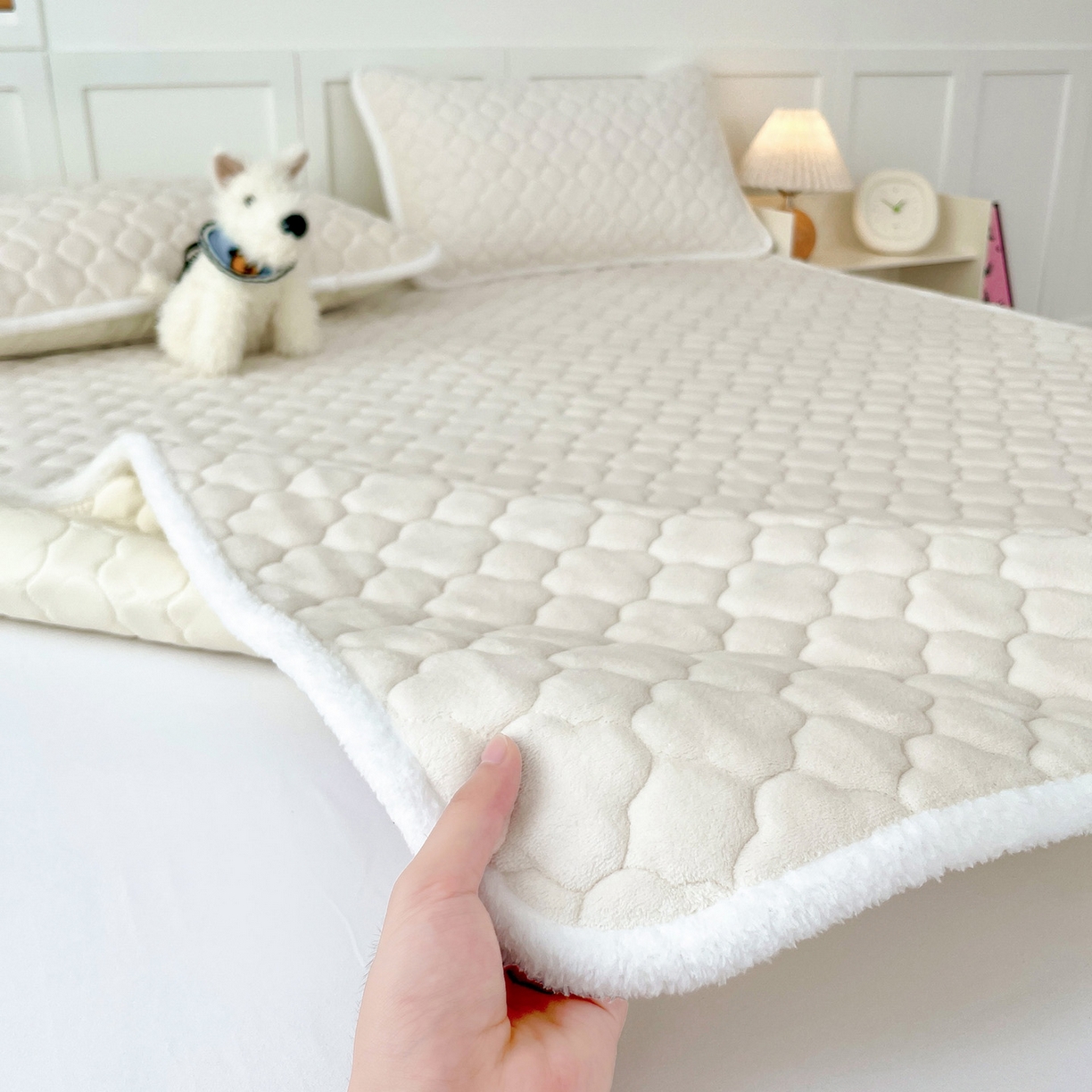 91家纺网 家纺一手货源 找家纺 富馨莱 2025新款牛奶绒夹棉床垫床盖支持一件定制 轻奢白