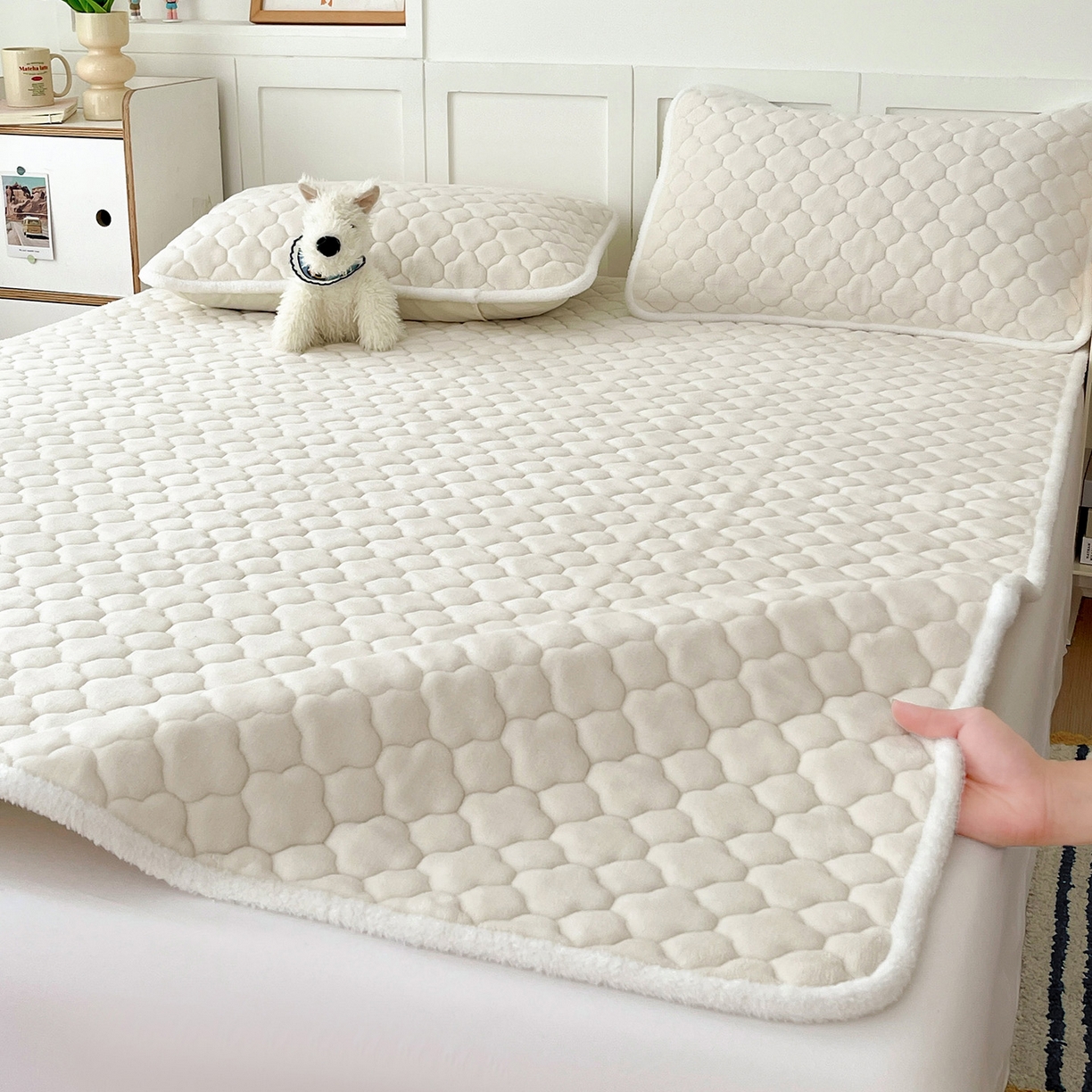 91家纺网 家纺一手货源 找家纺 富馨莱 2025新款牛奶绒夹棉床垫床盖支持一件定制 轻奢白