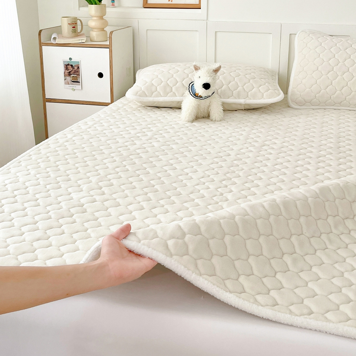 91家纺网 家纺一手货源 找家纺 富馨莱 2025新款牛奶绒夹棉床垫床盖支持一件定制 轻奢白