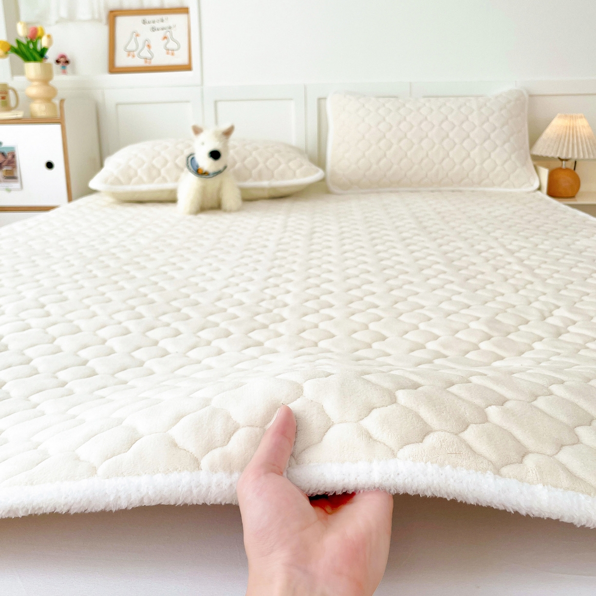 91家纺网 家纺一手货源 找家纺 富馨莱 2025新款牛奶绒夹棉床垫床盖支持一件定制 轻奢白