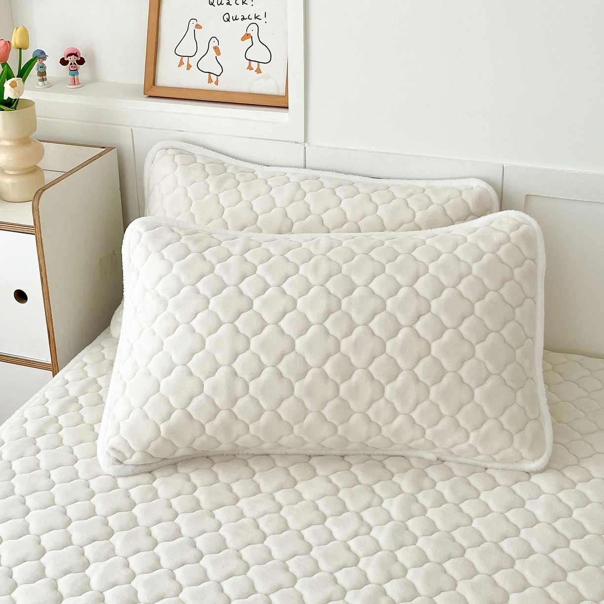 91家纺网 家纺一手货源 找家纺 富馨莱 2025新款牛奶绒夹棉床垫床盖支持一件定制 轻奢白